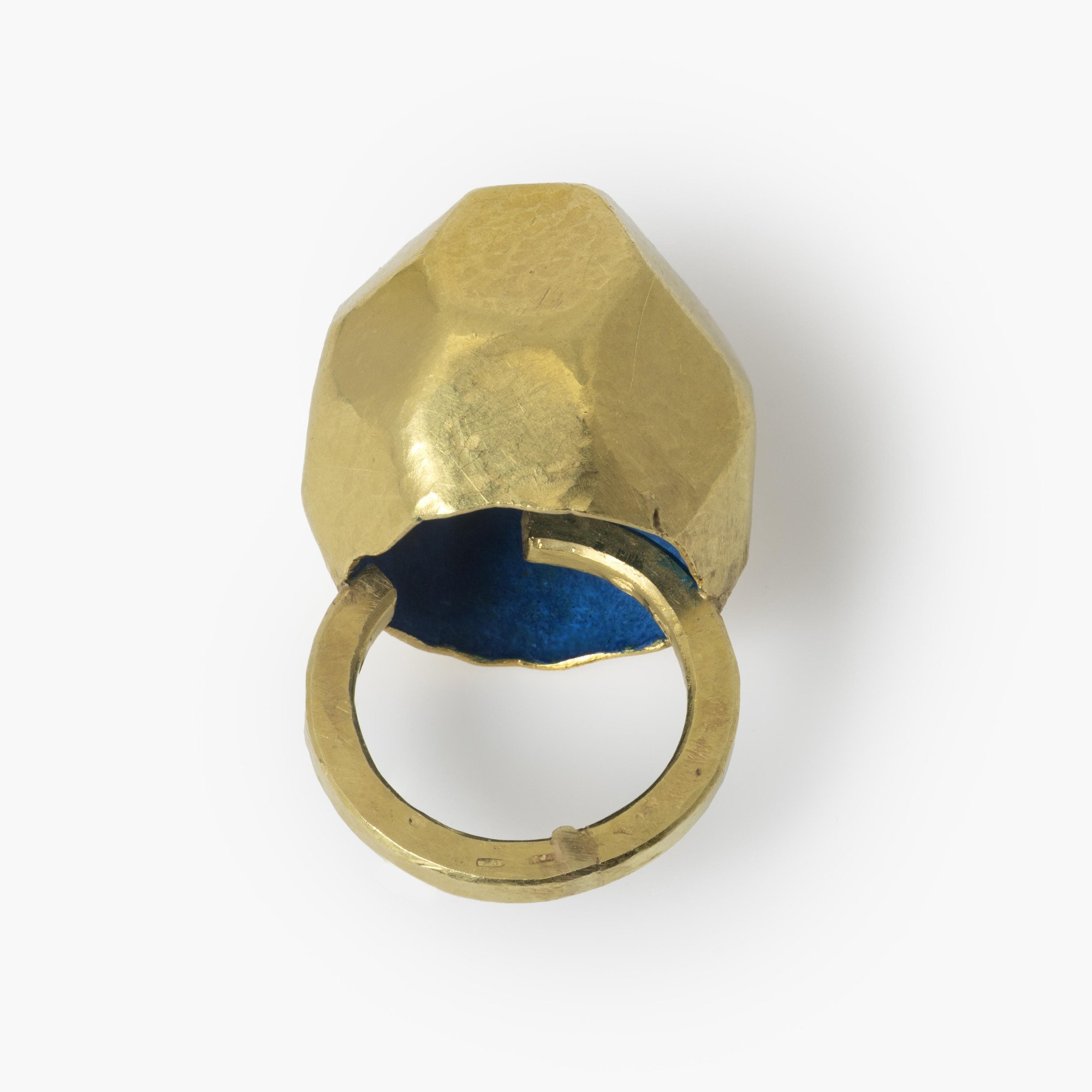 Een achttien karaat geelgouden ring bestaande uit een hoge dome, aan de binnenzijde met koningsblauw pigment. Gesigneerd G. Babetto, Padua, 2005.