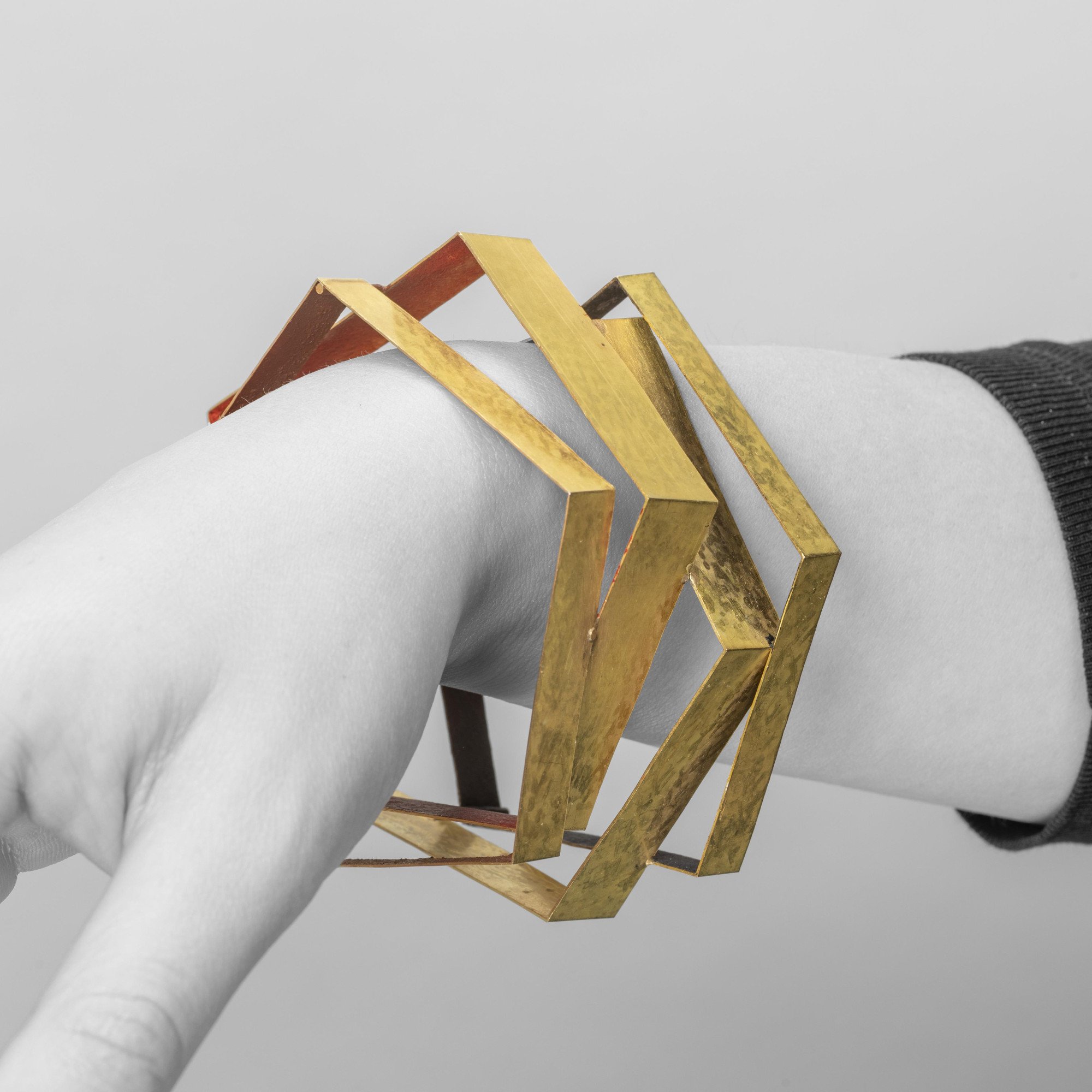 Een achttien karaat geelgouden armband met pigment (bruin, rood en zwart). Gesigneerd G. Babetto, Padua, vervaardigd omstreeks 2012.