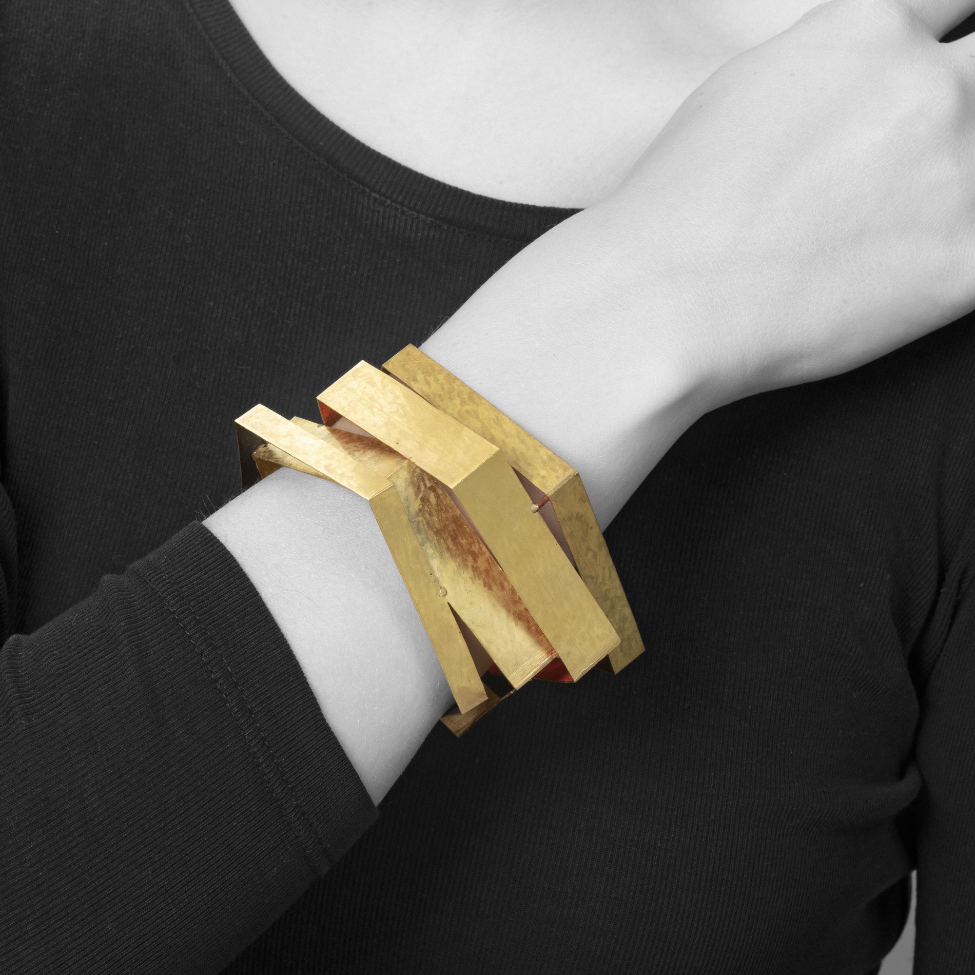 Een achttien karaat geelgouden armband met pigment (bruin, rood en zwart). Gesigneerd G. Babetto, Padua, vervaardigd omstreeks 2012.