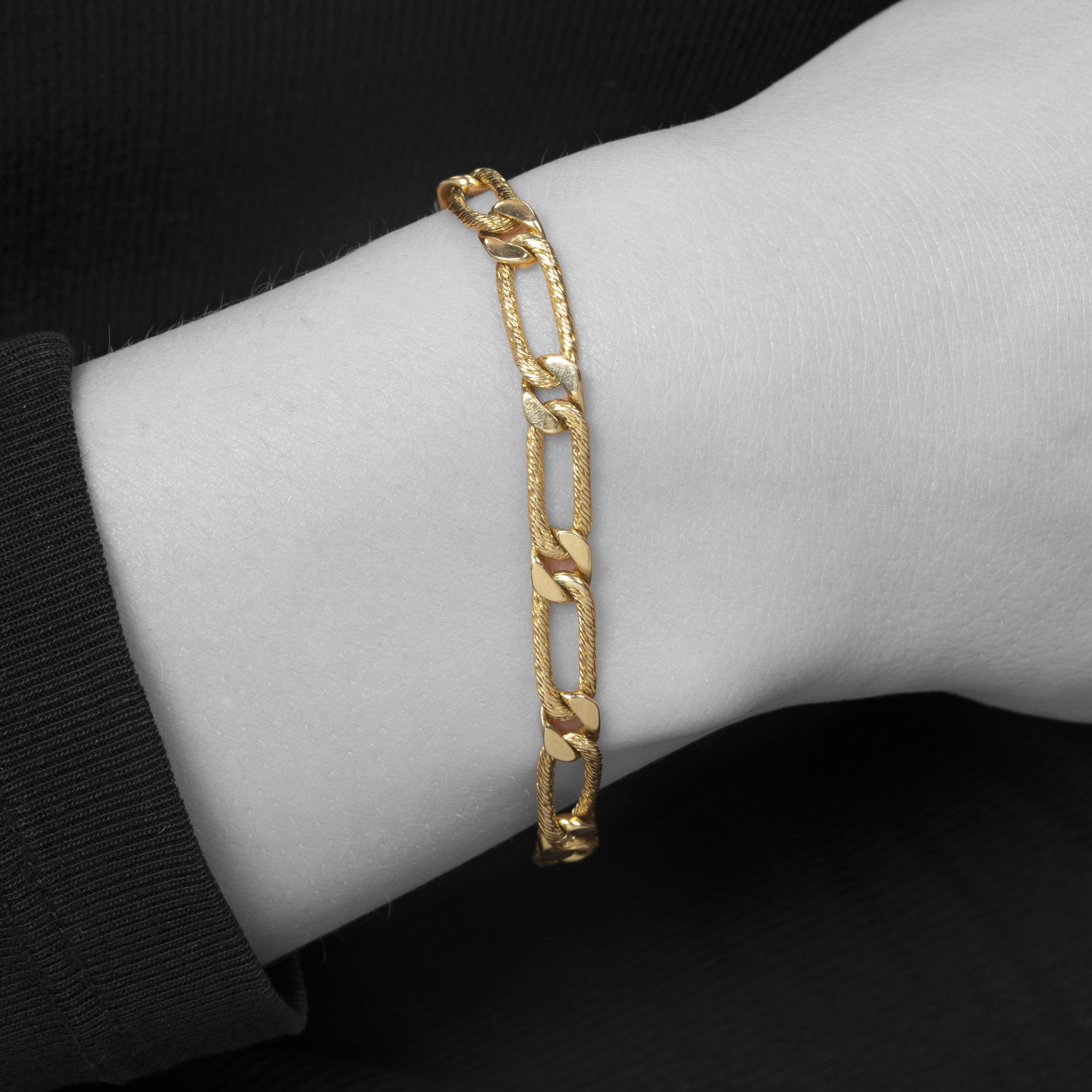 Een achttien karaat geelgouden zgn. Figaro armband gesigneerd Fred, Parijs, vervaardigd omstreeks 1970. Met meesterteken van Georges Lenfant, Parijs.