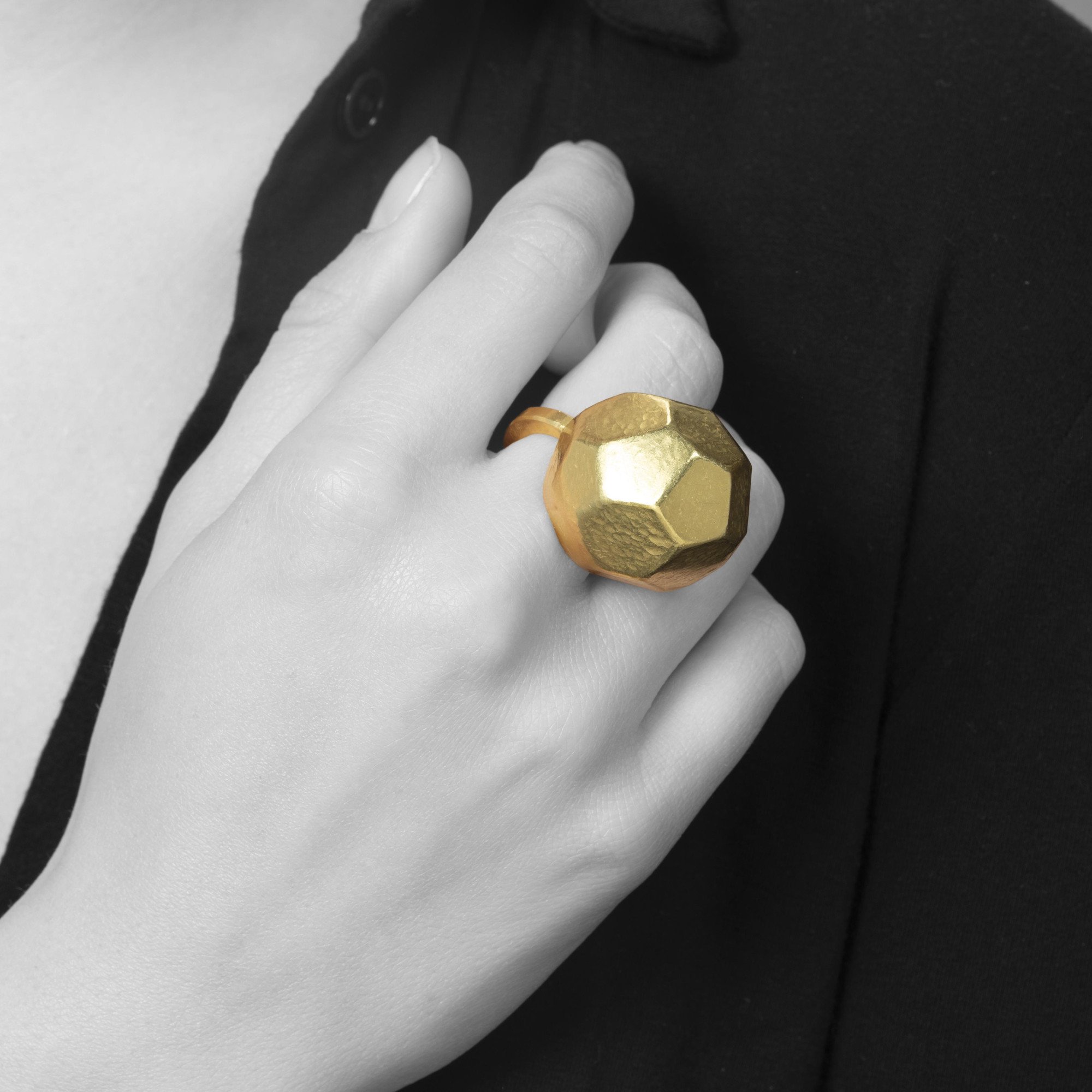 Een achttien karaat geelgouden ring bestaande uit een hoge dome, aan de binnenzijde met koningsblauw pigment. Gesigneerd G. Babetto, Padua, 2005.