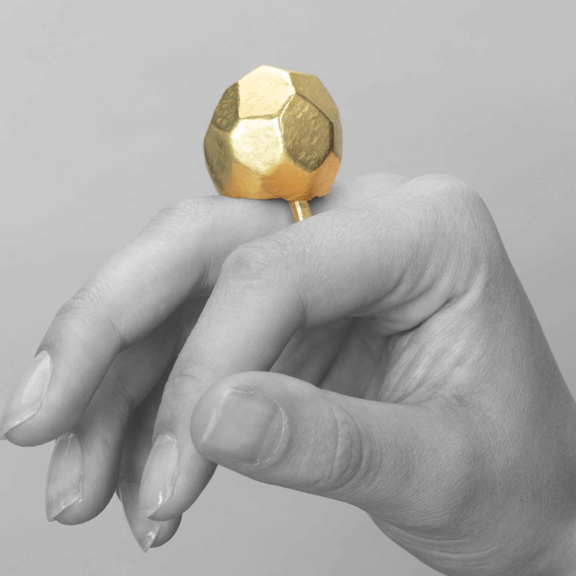 Een achttien karaat geelgouden ring bestaande uit een hoge dome, aan de binnenzijde met koningsblauw pigment. Gesigneerd G. Babetto, Padua, 2005.