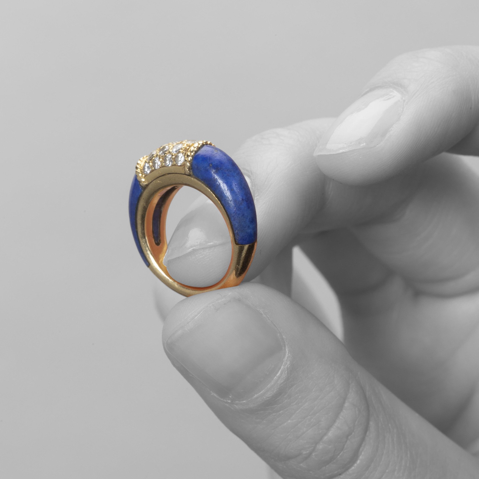 Een achttien karaat geelgouden ring “Philippine”, bezet met diamant en lapis lazuli. Gesigneerd Van Cleef & Arpels, gedateerd 1968. Met originele pouch.