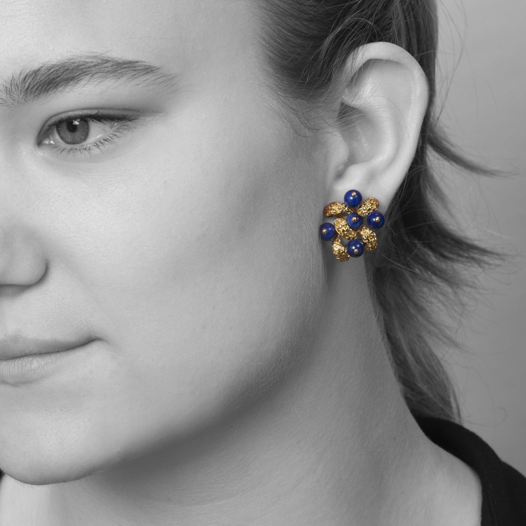 Een paar achttien karaat geelgouden oorclips, bezet met lapis lazuli. Gesigneerd Van Cleef & Arpels en genummerd. Gedateerd 1967.