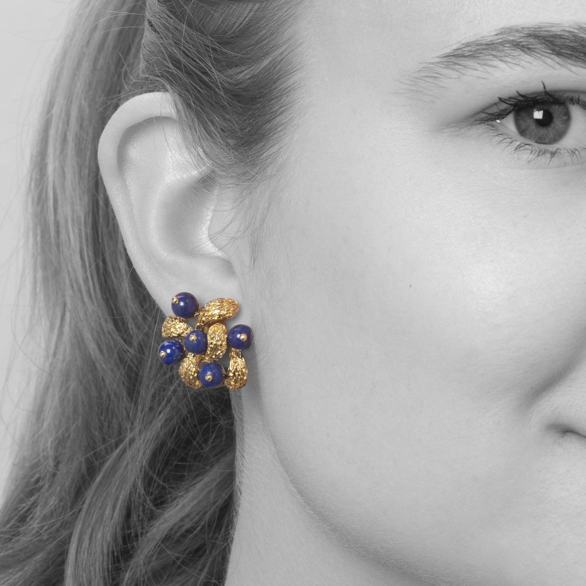 Een paar achttien karaat geelgouden oorclips, bezet met lapis lazuli. Gesigneerd Van Cleef & Arpels en genummerd. Gedateerd 1967.