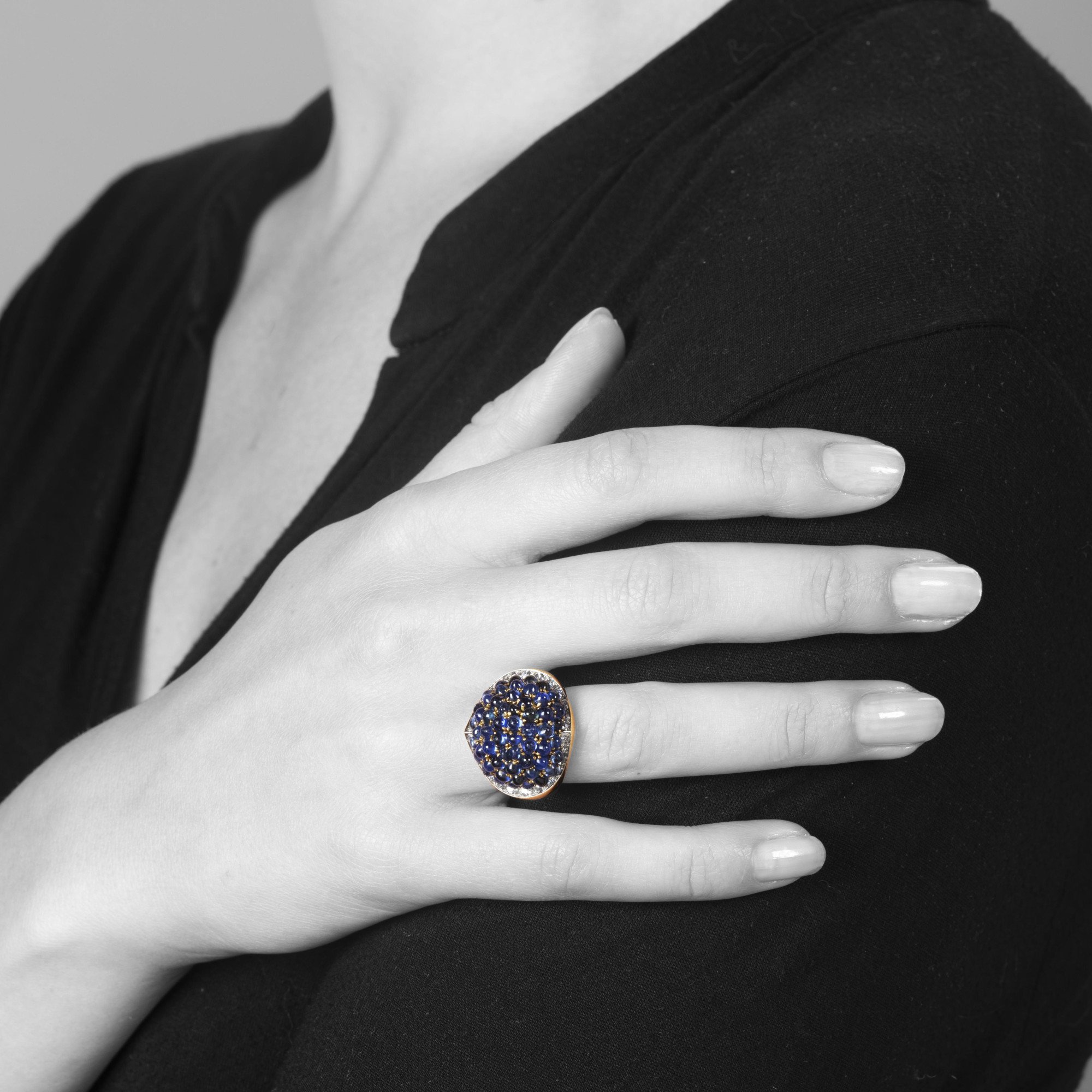 Een achttien karaat geelgoud en platina ring, bezet met cabochon geslepen saffieren en briljant geslepen diamanten. Gesigneerd Van Cleef & Arpels.