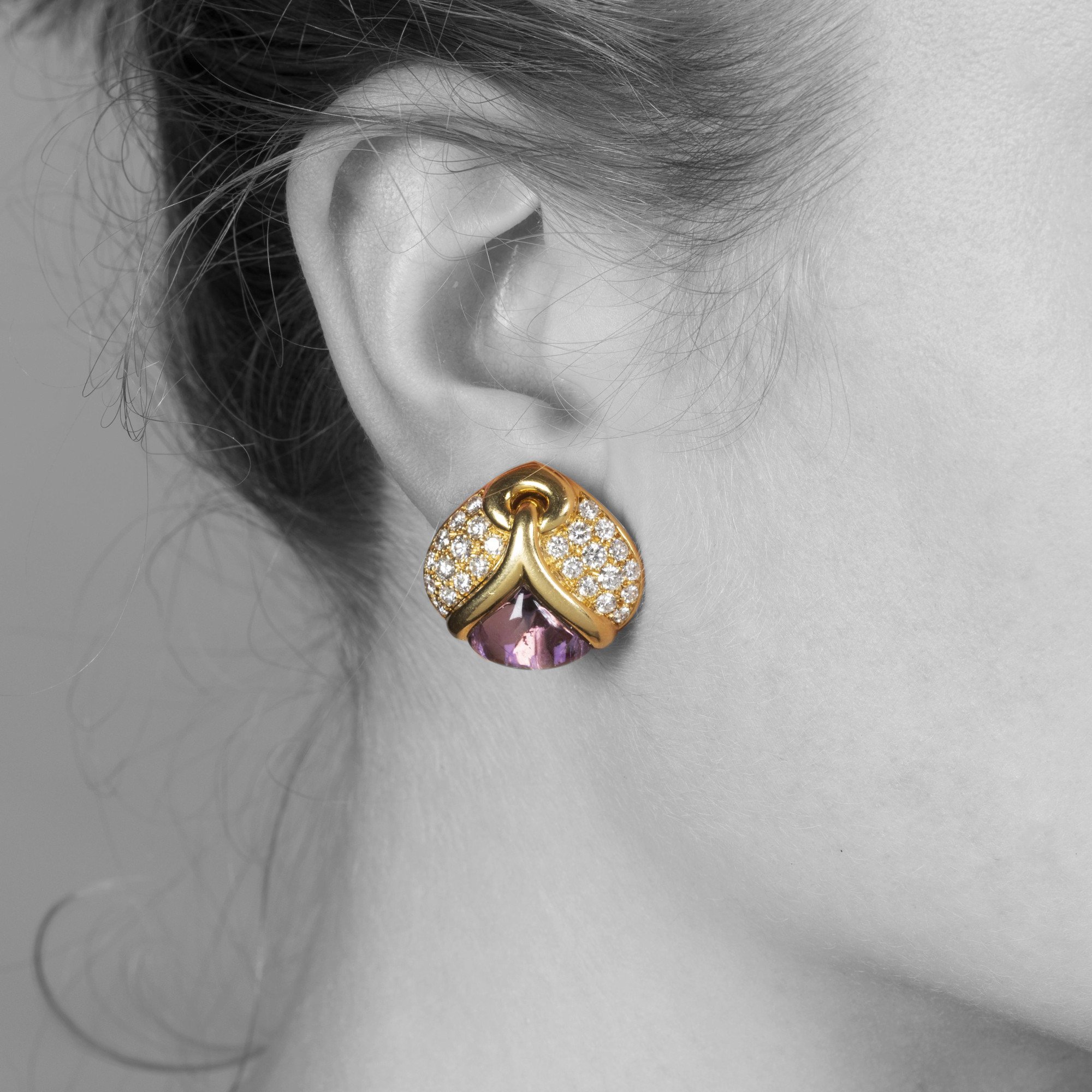 Een paar achttien karaat geelgouden oorclips, elk bezet met amethist en diamanten. Gesigneerd Bvlgari, vervaardigd in Rome, Italië, gedateerd 1989.