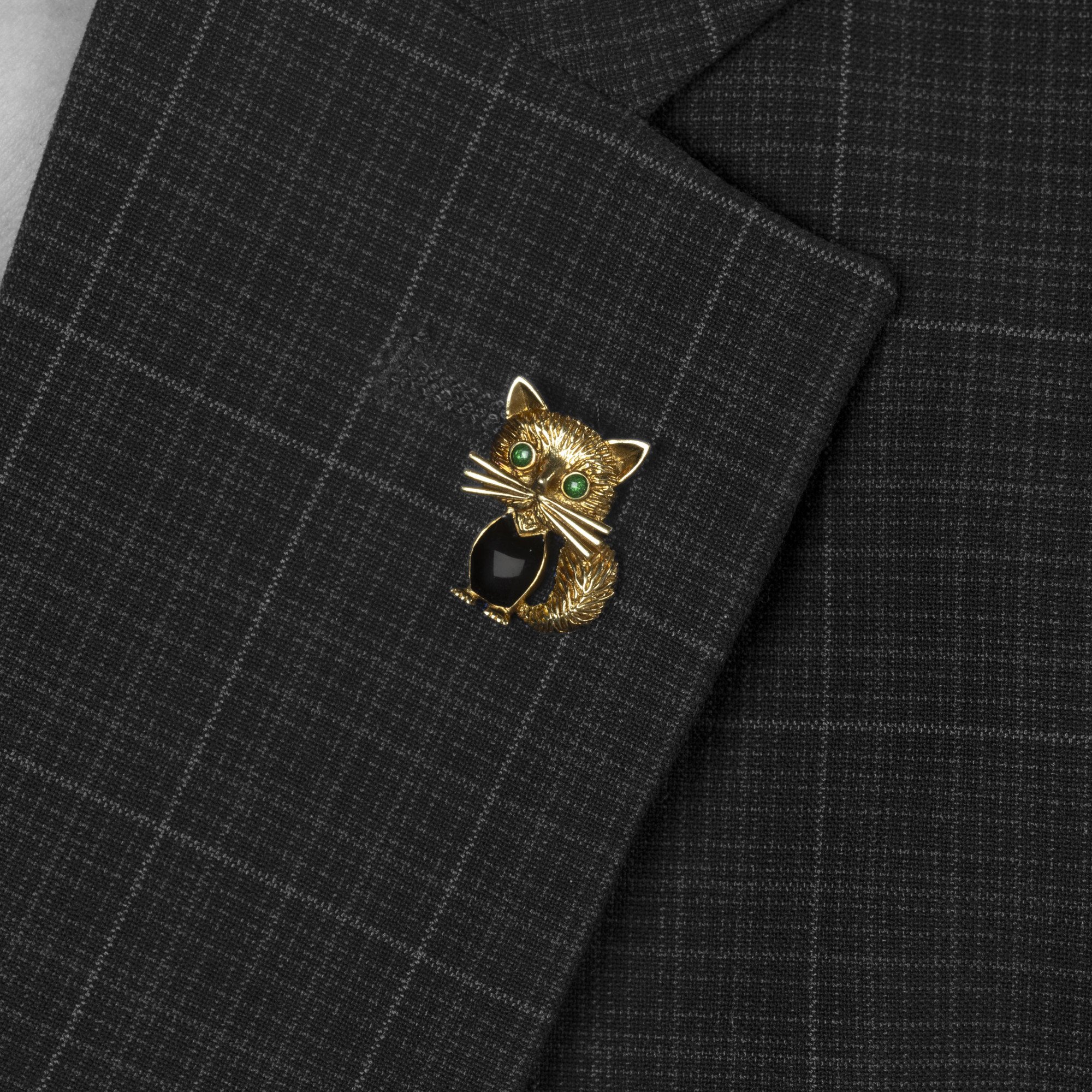 Een achttien karaat geelgouden pin/reverspeld “Chat Malicieux”. Gesigneerd Van Cleef & Arpels, Parijs, omstreeks 1980 en genummerd.