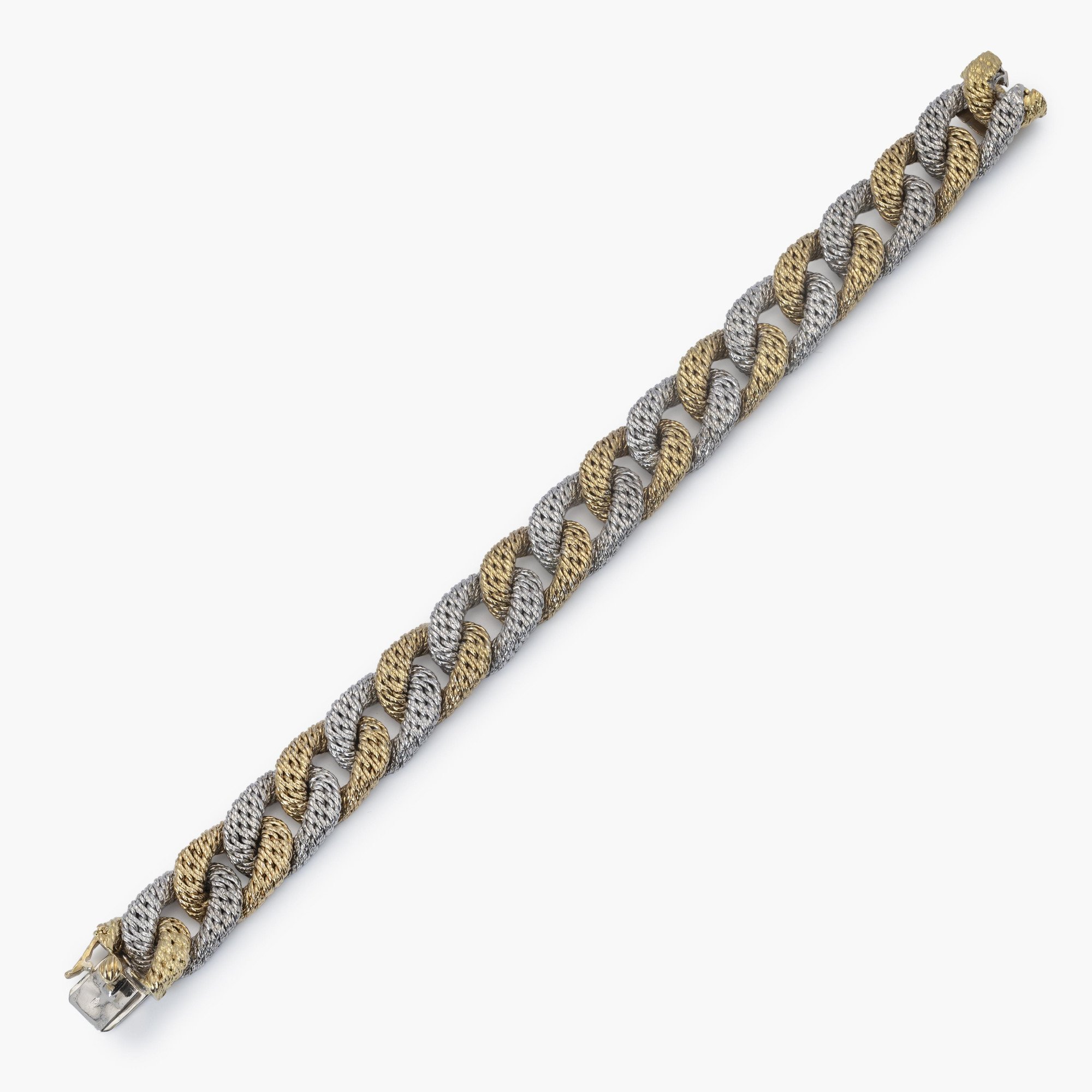 Een achttien karaat wit- en geelgouden gourmet schakelarmband. Met meesterteken van Georges Lenfant, Parijs. Vervaardigd omstreeks 1970.
