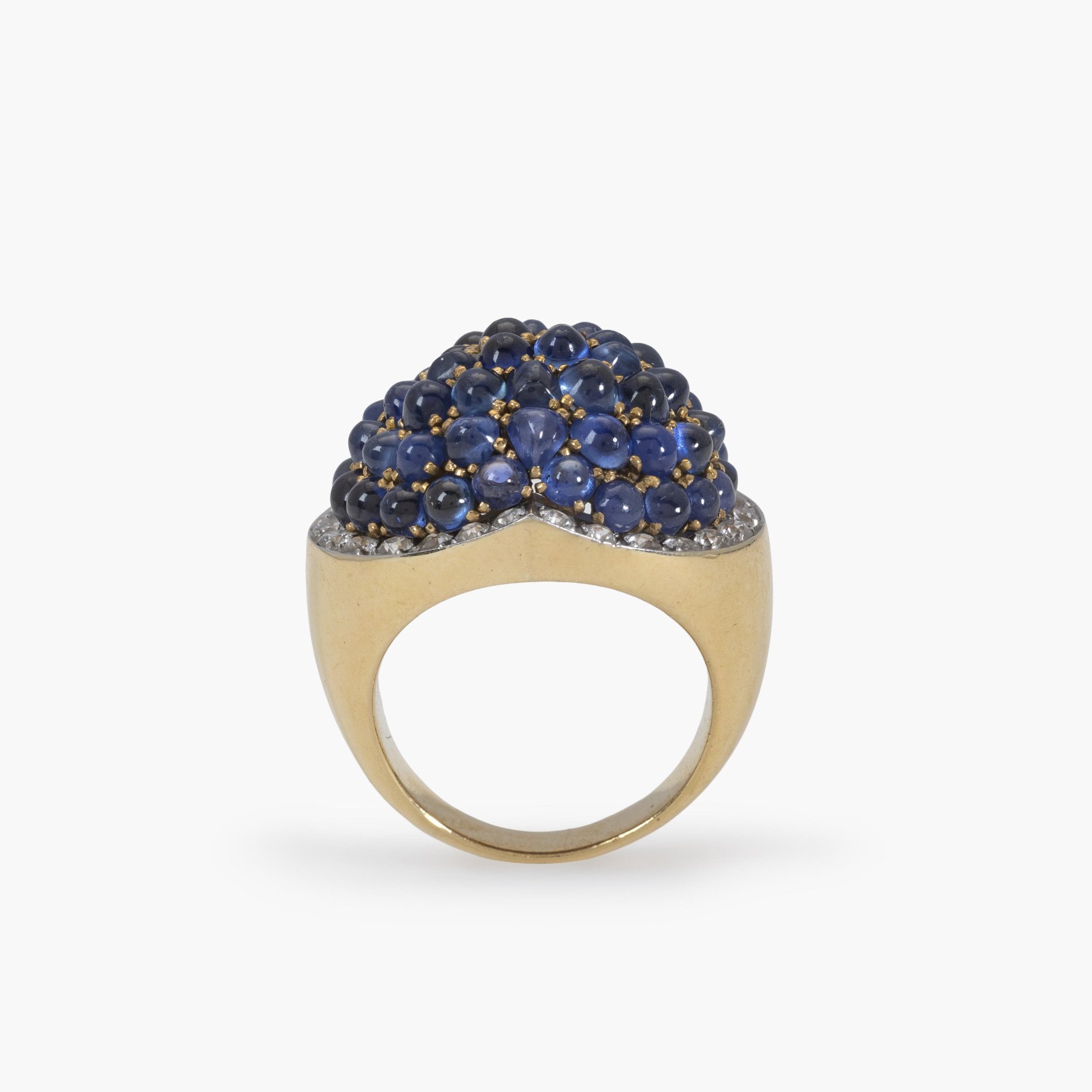 Een achttien karaat geelgoud en platina ring, bezet met cabochon geslepen saffieren en briljant geslepen diamanten. Gesigneerd Van Cleef & Arpels.