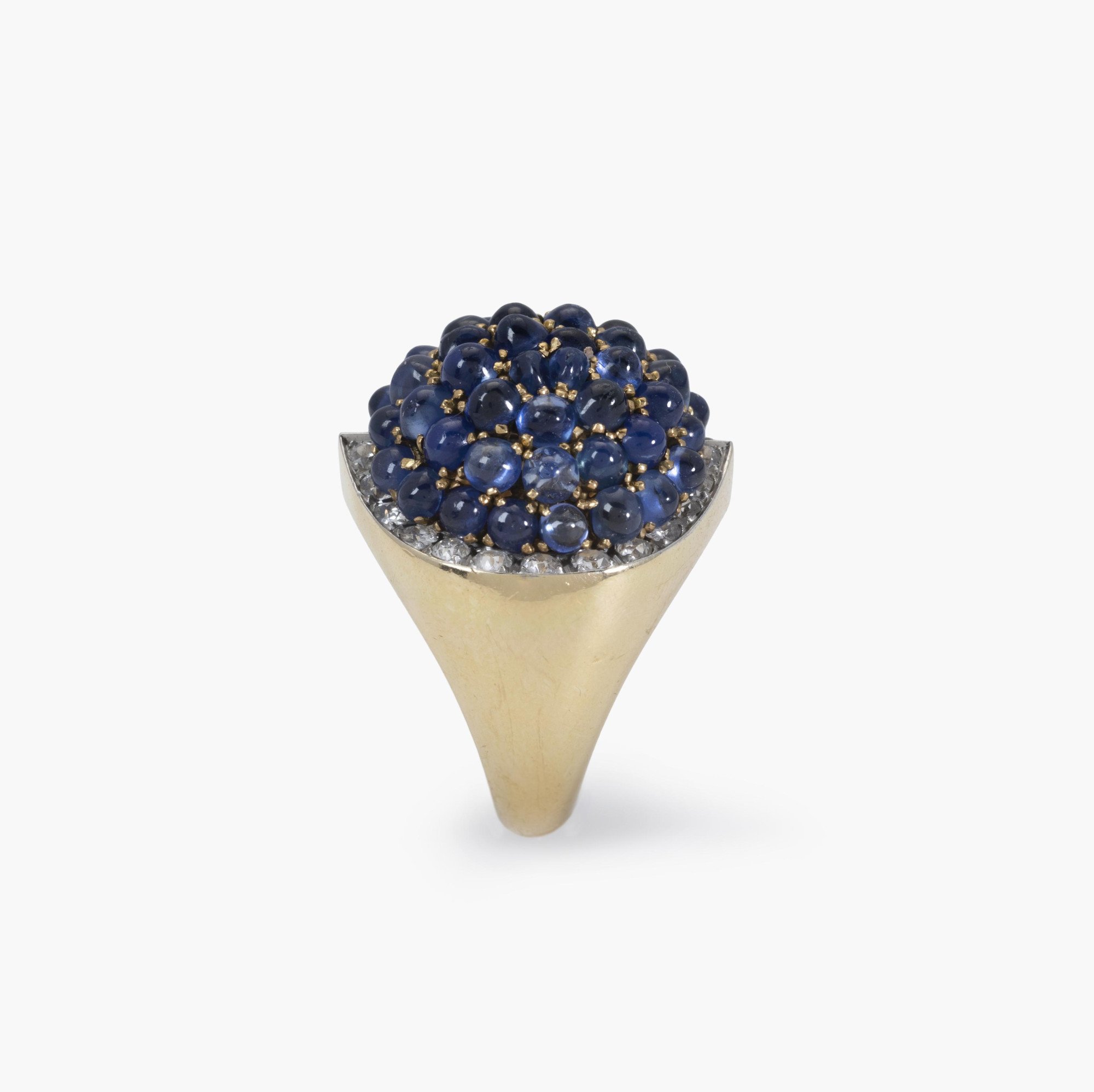 Een achttien karaat geelgoud en platina ring, bezet met cabochon geslepen saffieren en briljant geslepen diamanten. Gesigneerd Van Cleef & Arpels.