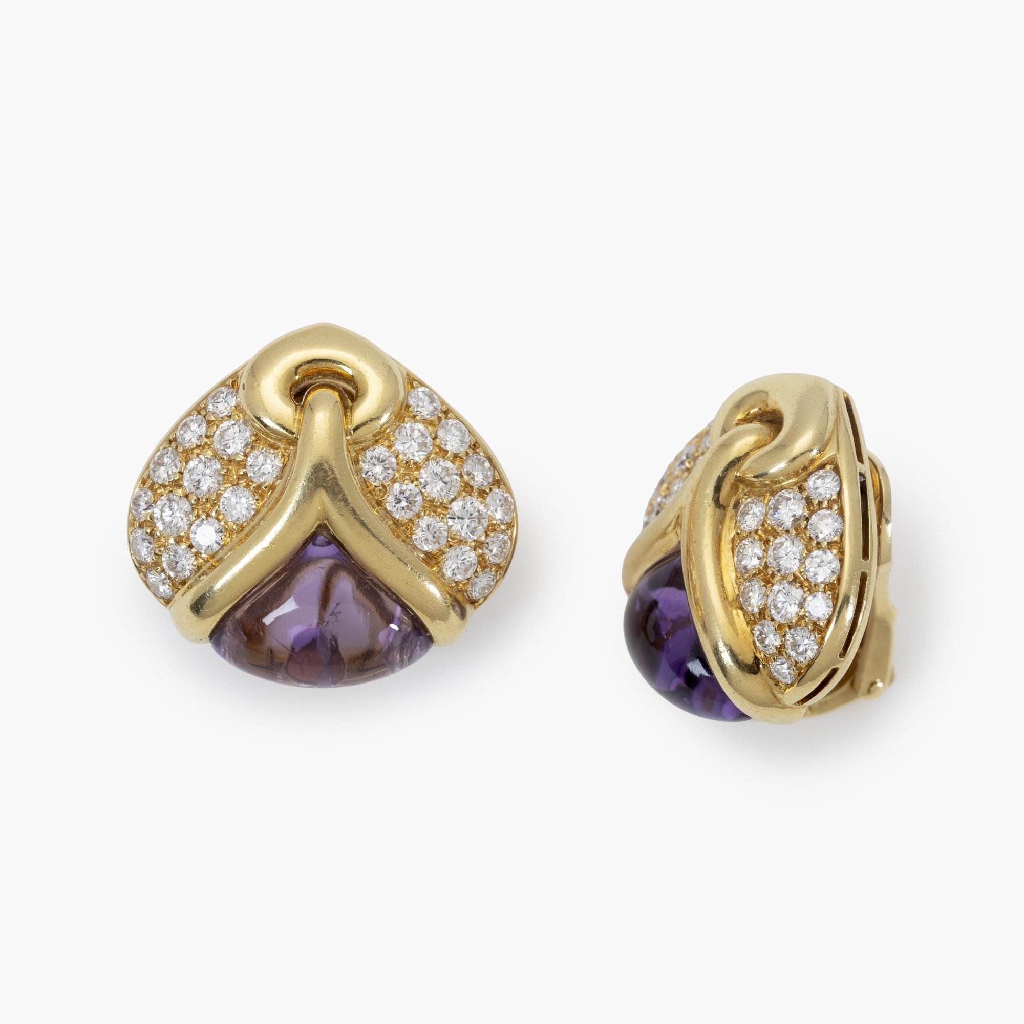Een paar achttien karaat geelgouden oorclips, elk bezet met amethist en diamanten. Gesigneerd Bvlgari, vervaardigd in Rome, Italië, gedateerd 1989.