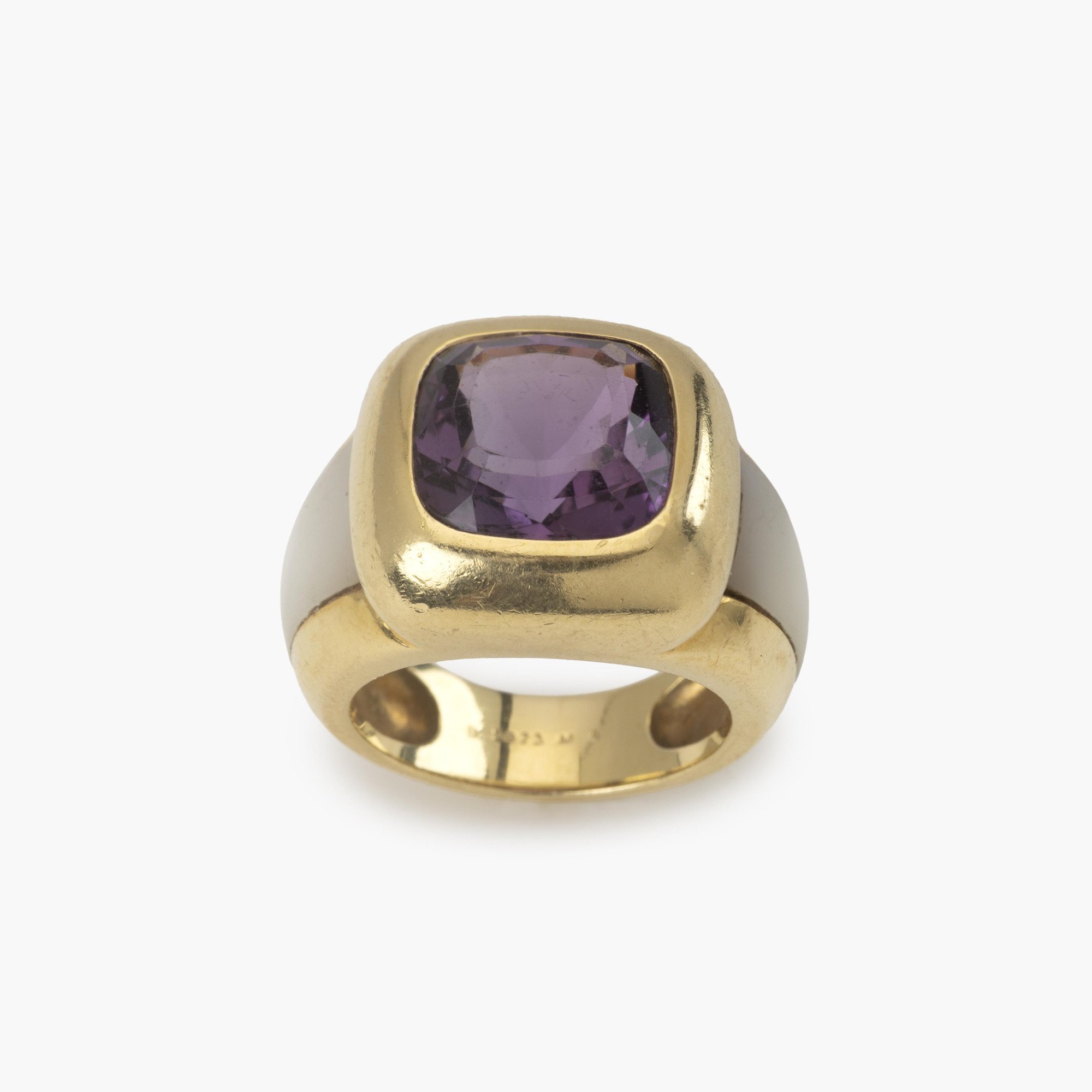 Een achttien karaat geelgouden ring bezet met amethist en wit parelmoer. Gesigneerd Van Cleef & Arpels, vervaardigd in Parijs, omstreeks 1980 en genummerd.