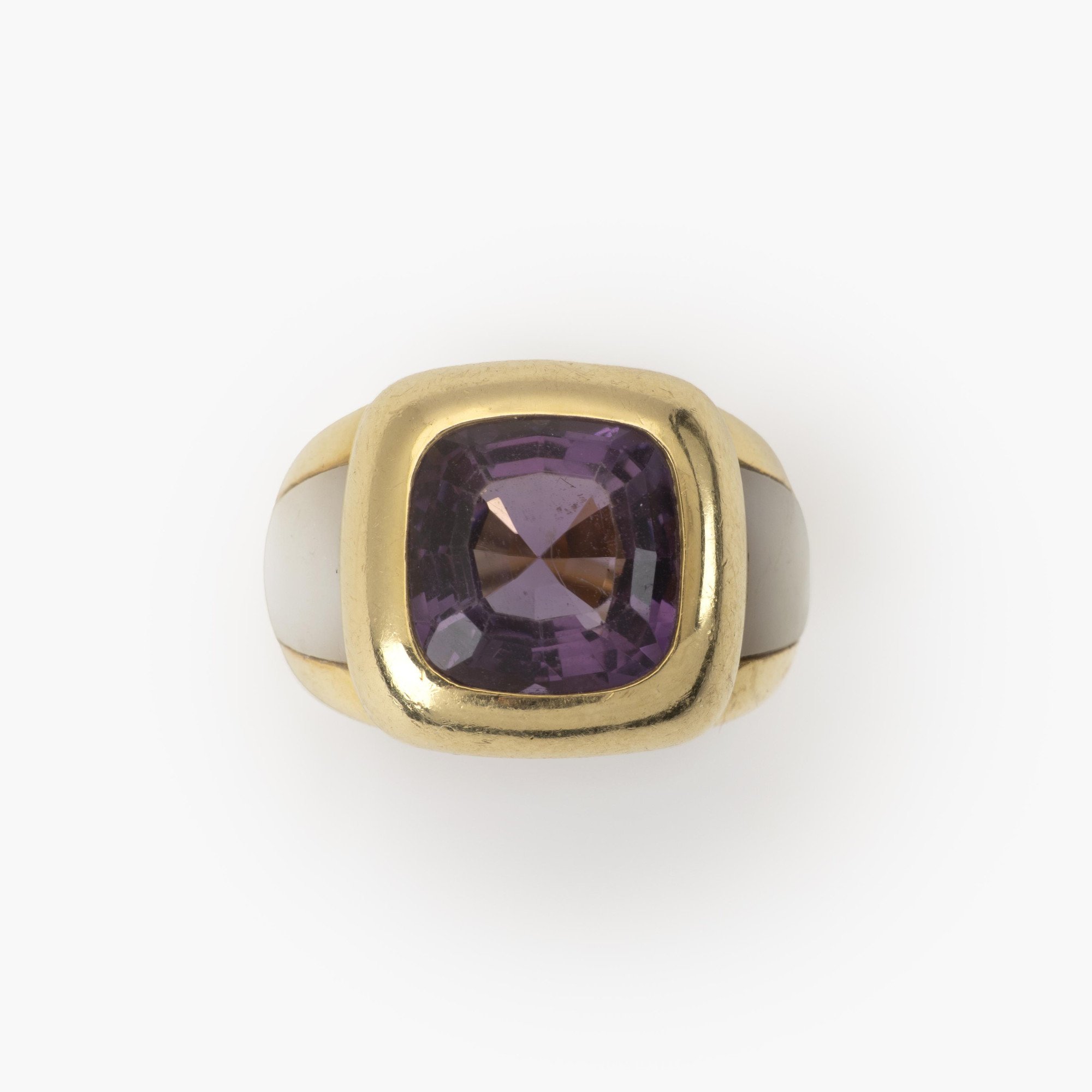 Een achttien karaat geelgouden ring bezet met amethist en wit parelmoer. Gesigneerd Van Cleef & Arpels, vervaardigd in Parijs, omstreeks 1980 en genummerd.