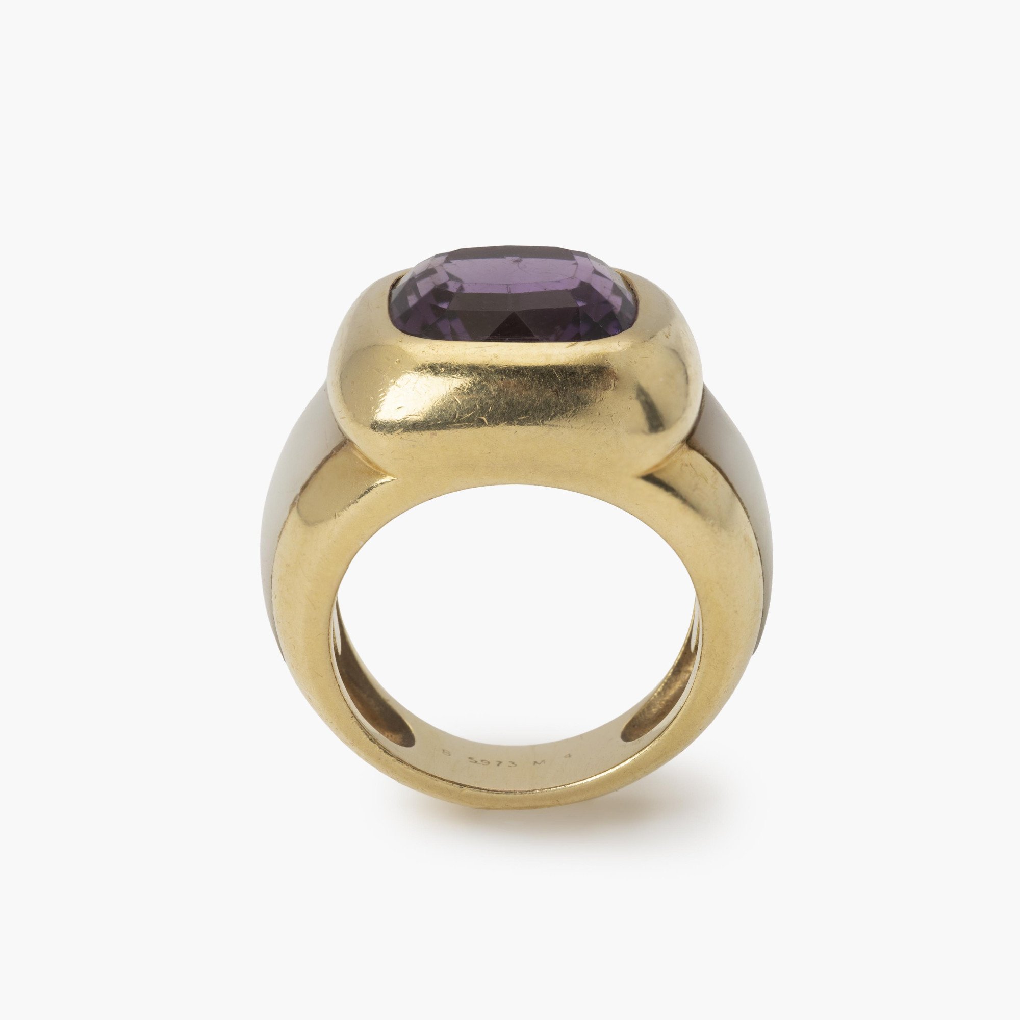 Een achttien karaat geelgouden ring bezet met amethist en wit parelmoer. Gesigneerd Van Cleef & Arpels, vervaardigd in Parijs, omstreeks 1980 en genummerd.