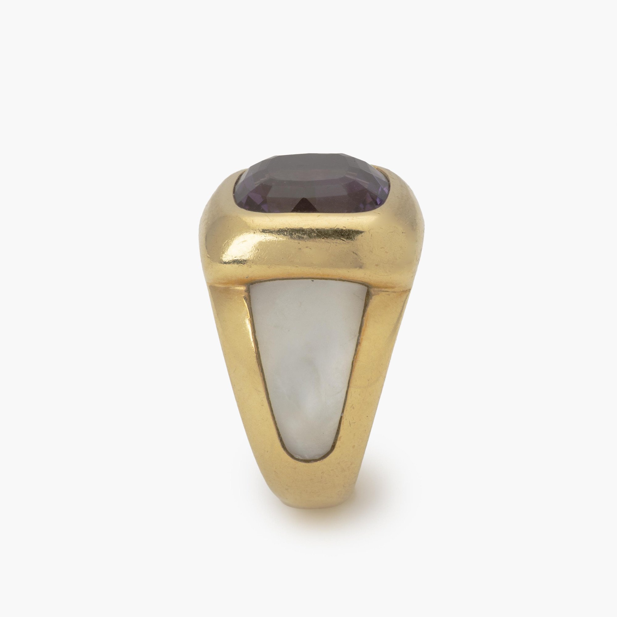 Een achttien karaat geelgouden ring bezet met amethist en wit parelmoer. Gesigneerd Van Cleef & Arpels, vervaardigd in Parijs, omstreeks 1980 en genummerd.