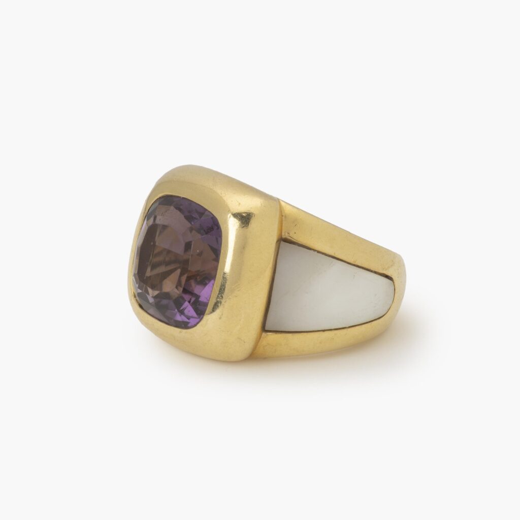 Een achttien karaat geelgouden ring bezet met amethist en wit parelmoer. Gesigneerd Van Cleef & Arpels, vervaardigd in Parijs, omstreeks 1980 en genummerd.