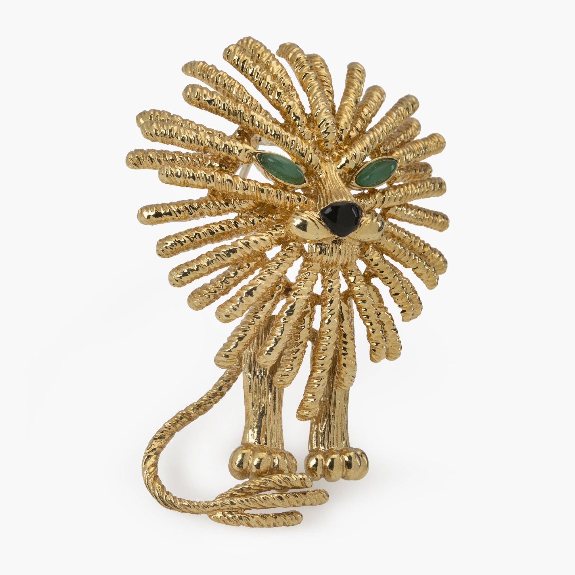 Een achttien karaat geelgouden broche in de vorm van een leeuw. Gesigneerd Van Cleef & Arpels, Parijs, gedateerd 1972 en genummerd. In origineel etui.