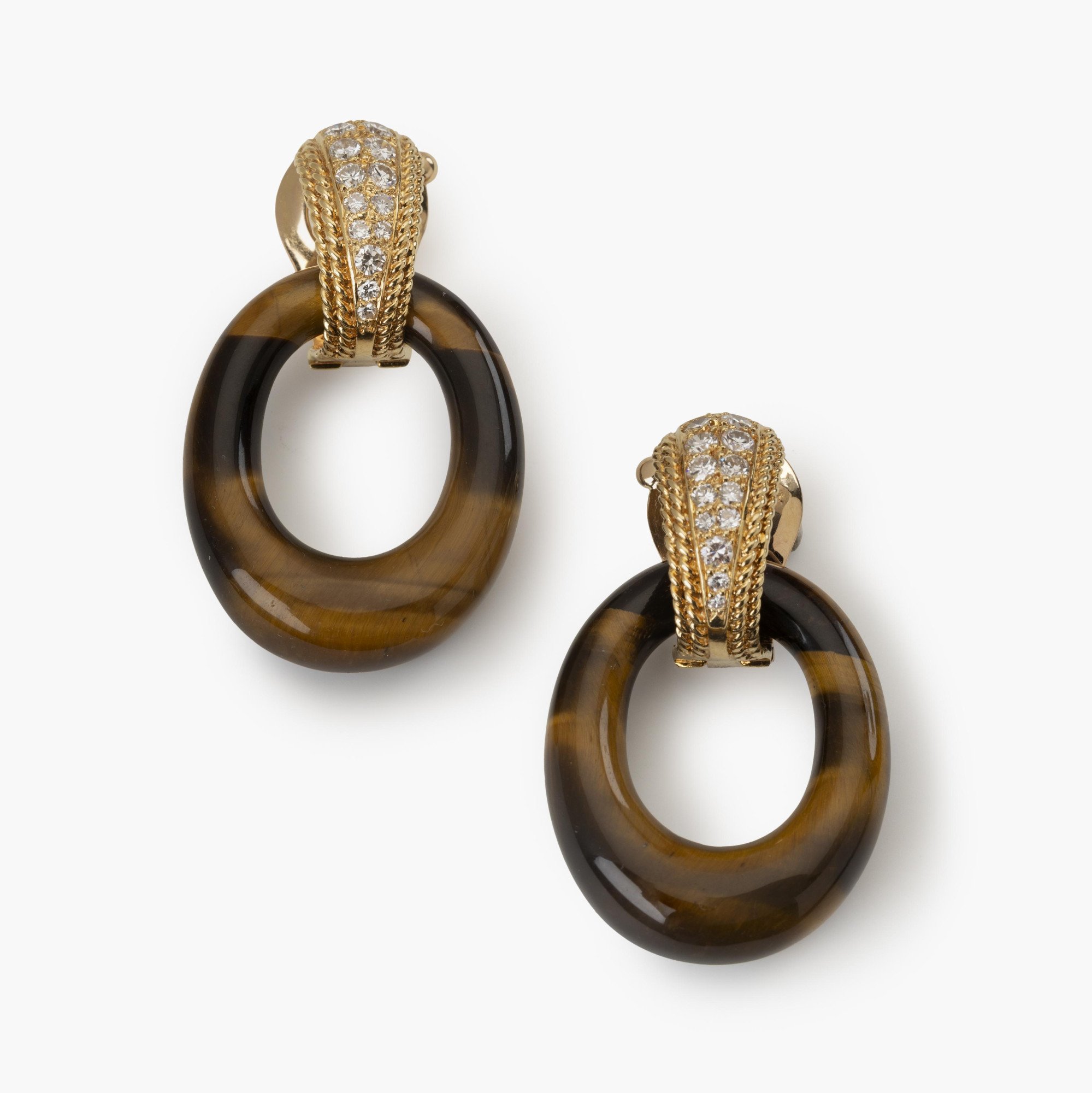 Een paar achttien karaat geelgouden oorclips bezet met diamanten, gesigneerd Van Cleef et Arpels, Parijs, gedateerd 1971. Met vier paar losse ringen.