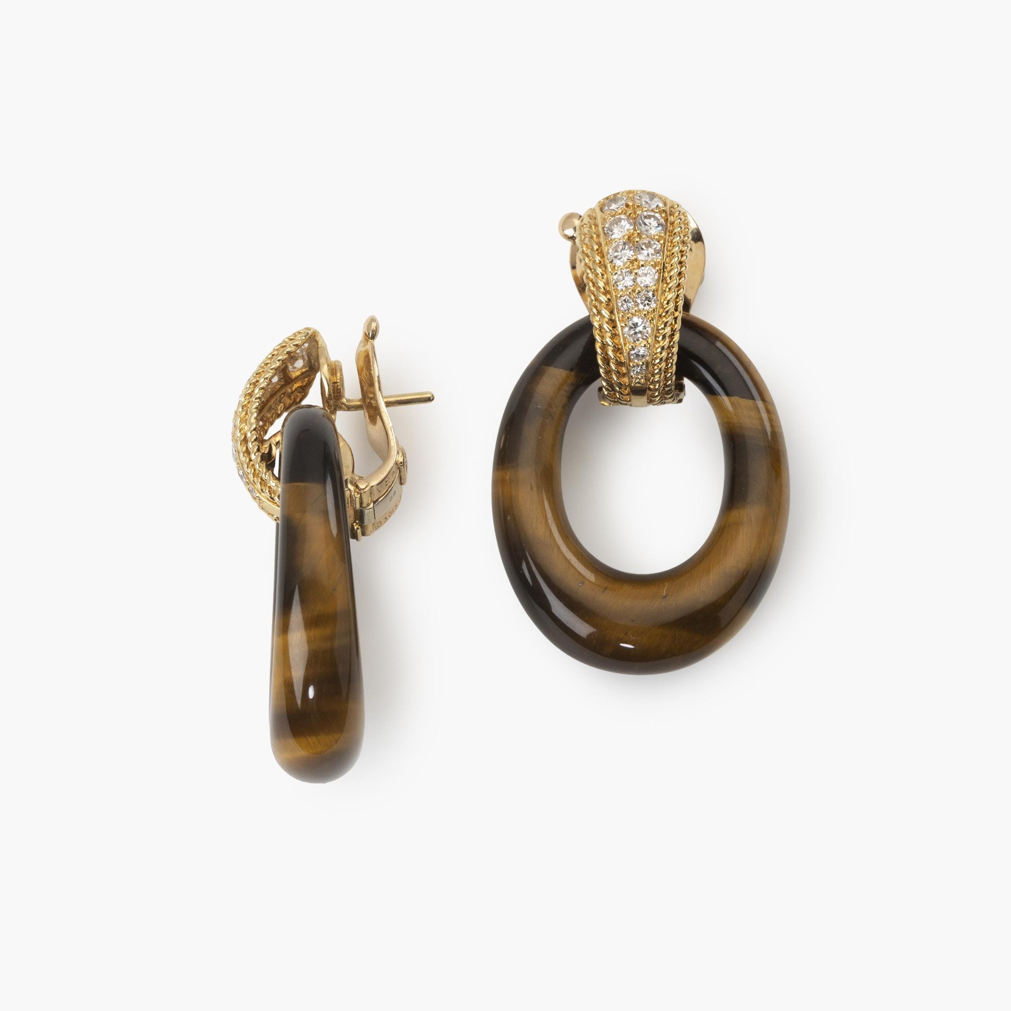 Een paar achttien karaat geelgouden oorclips bezet met diamanten, gesigneerd Van Cleef et Arpels, Parijs, gedateerd 1971. Met vier paar losse ringen.