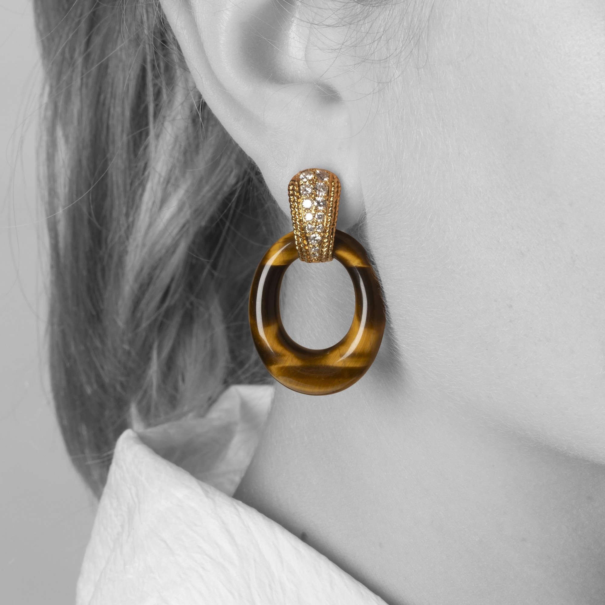 Een paar achttien karaat geelgouden oorclips bezet met diamanten, gesigneerd Van Cleef et Arpels, Parijs, gedateerd 1971. Met vier paar losse ringen.