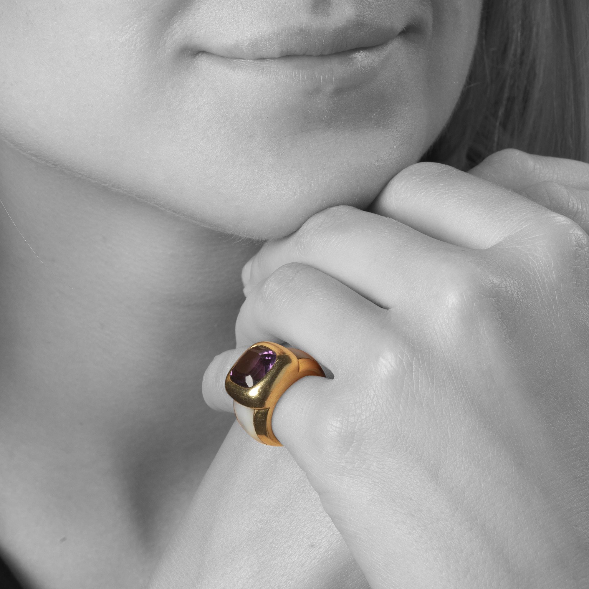 Een achttien karaat geelgouden ring bezet met amethist en wit parelmoer. Gesigneerd Van Cleef & Arpels, vervaardigd in Parijs, omstreeks 1980 en genummerd.