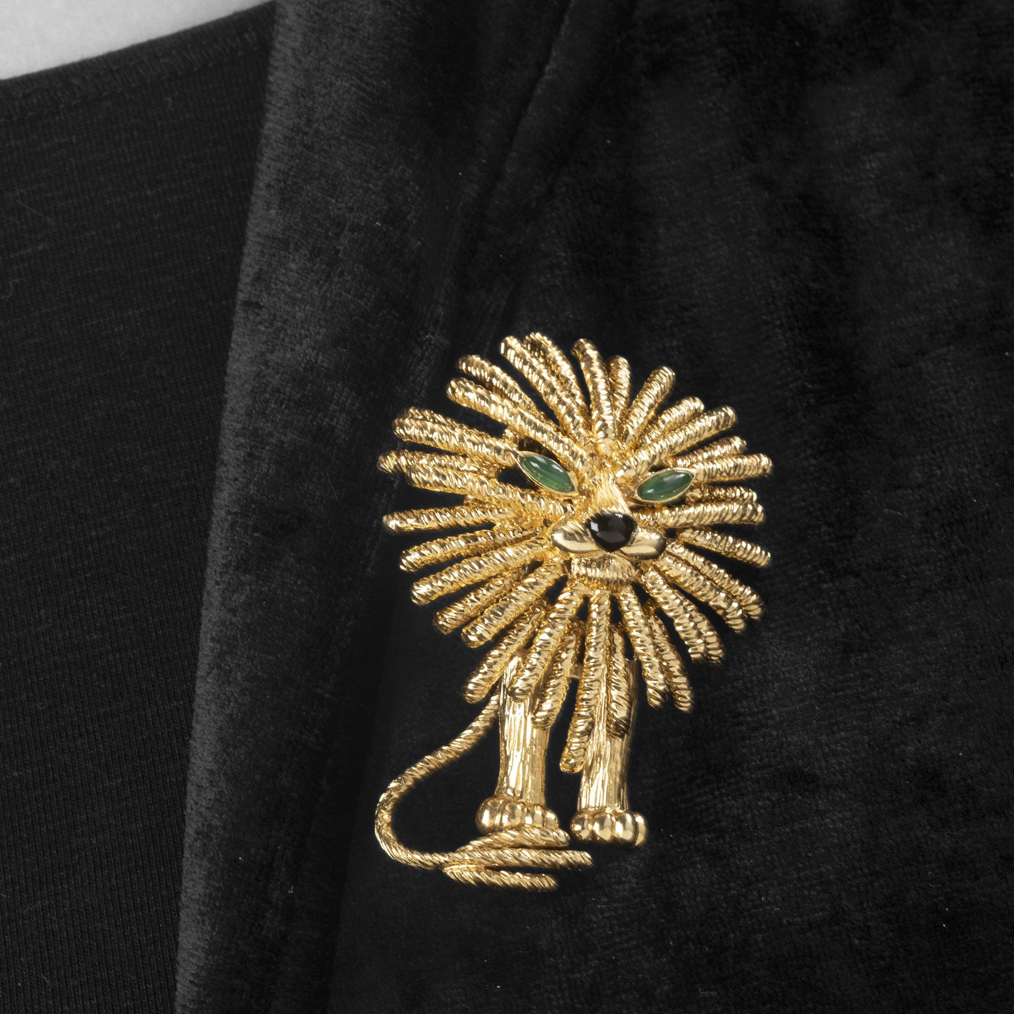 Een achttien karaat geelgouden broche in de vorm van een leeuw. Gesigneerd Van Cleef & Arpels, Parijs, gedateerd 1972 en genummerd. In origineel etui.
