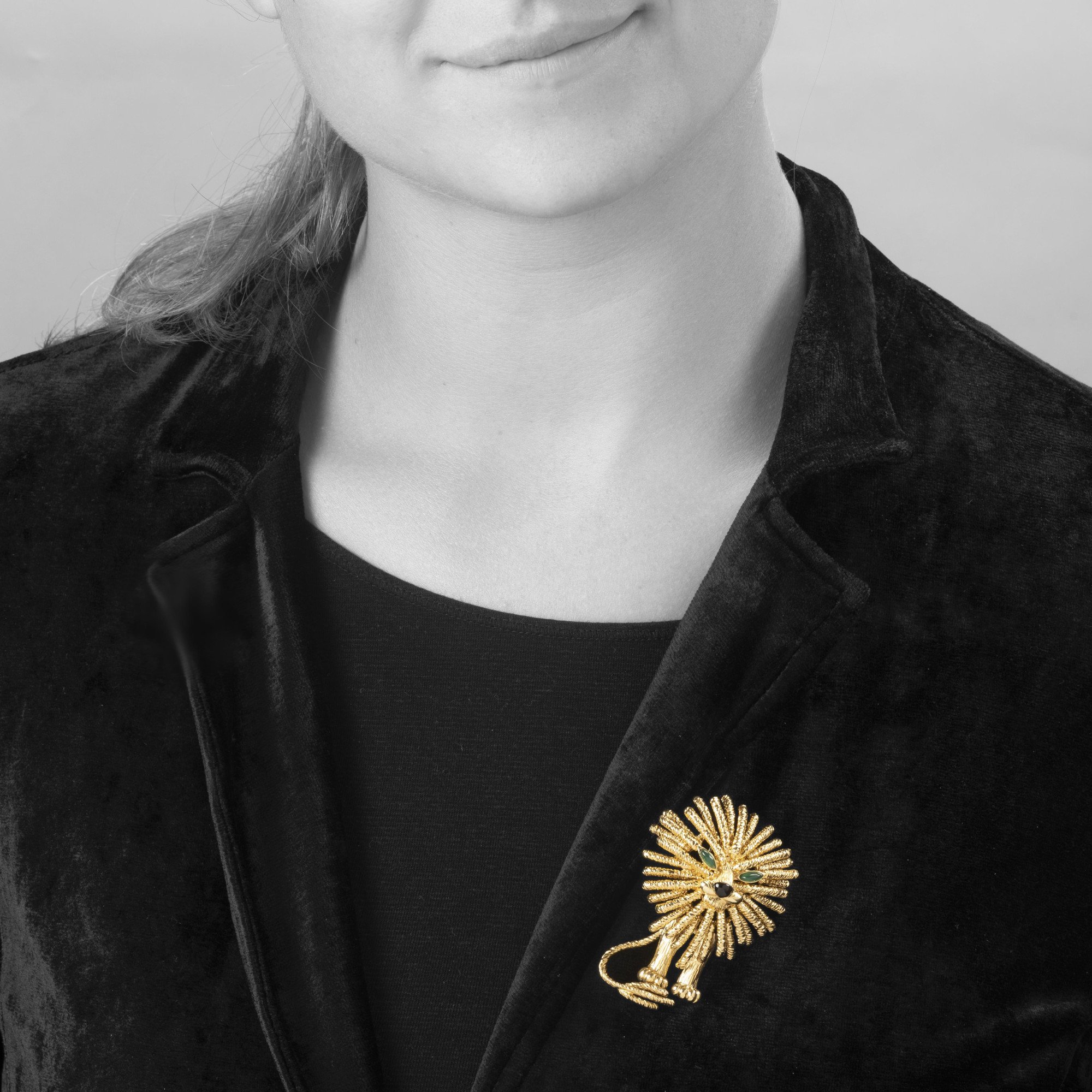 Een achttien karaat geelgouden broche in de vorm van een leeuw. Gesigneerd Van Cleef & Arpels, Parijs, gedateerd 1972 en genummerd. In origineel etui.
