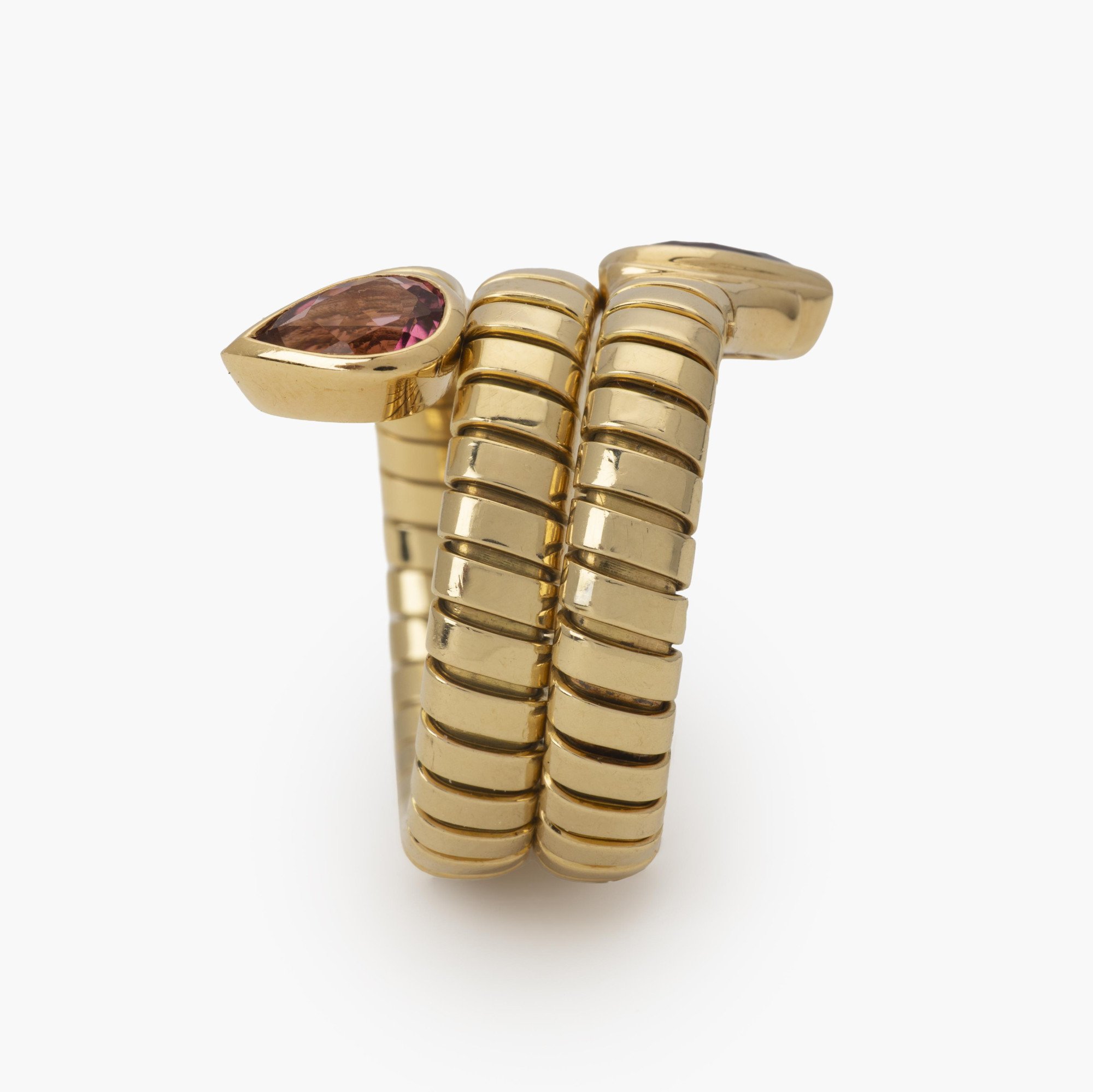 Een achttien karaat geelgouden flexibele ‘Tubogas’ ring bezet met amethist en toermalijn. Gesigneerd Bvlgari, Italië. Met originele aankoopbon uit 1996.