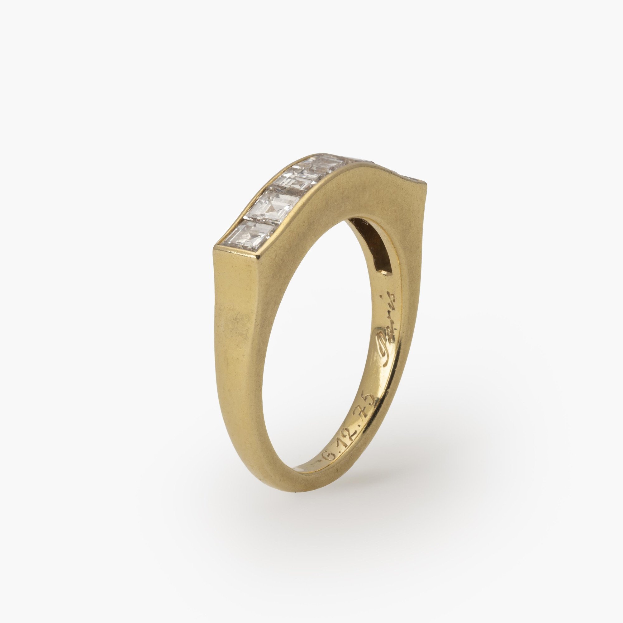 Een achttien karaat geelgouden rechte rijring, in railzetting bezet met zeven carré geslepen diamanten. Gesigneerd Cartier Paris en genummerd.