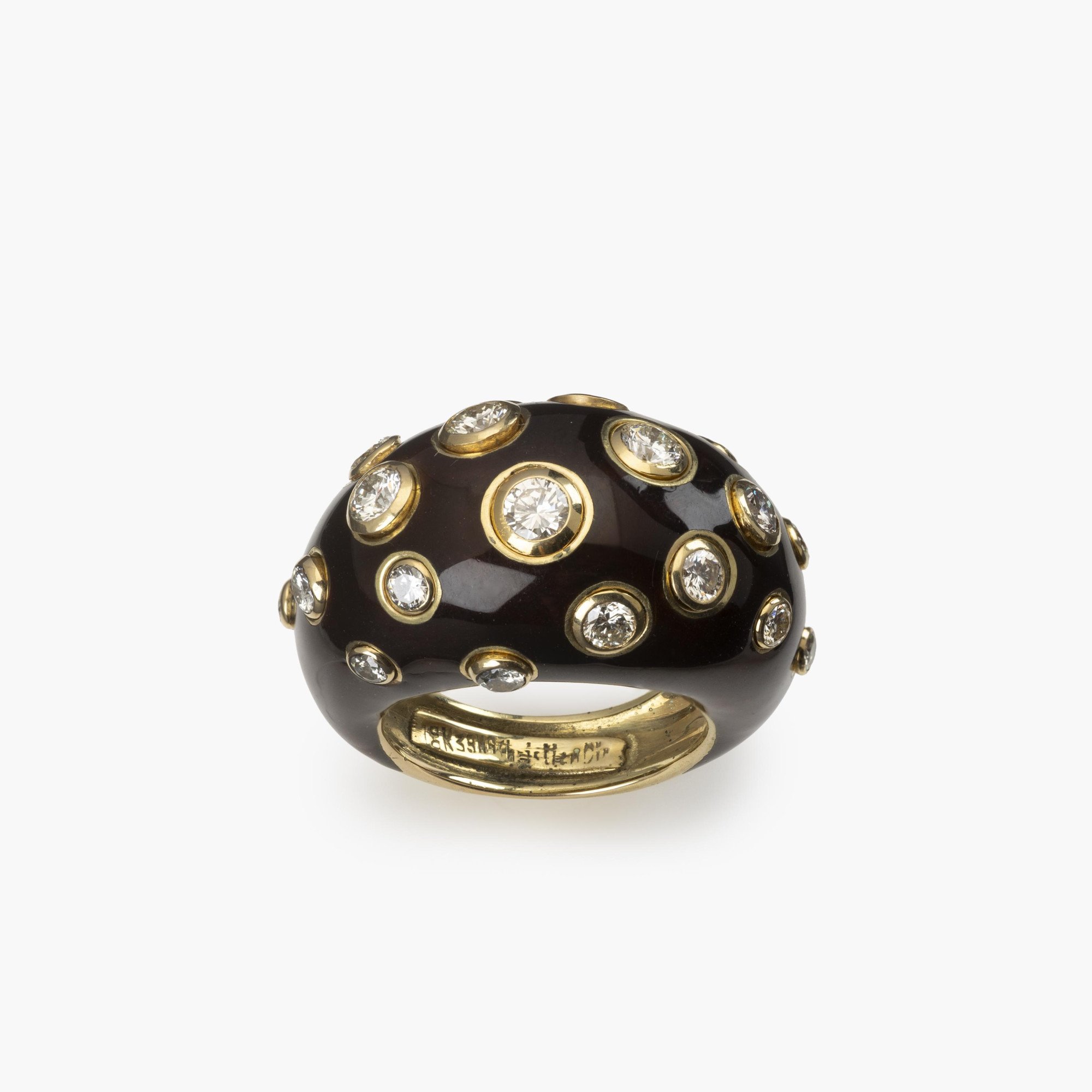 Een achttien karaat geelgouden bolle ring, met bruin emaille en briljant geslepen diamant. Gesigneerd Christian Dior, vervaardigd omstreeks 1980.