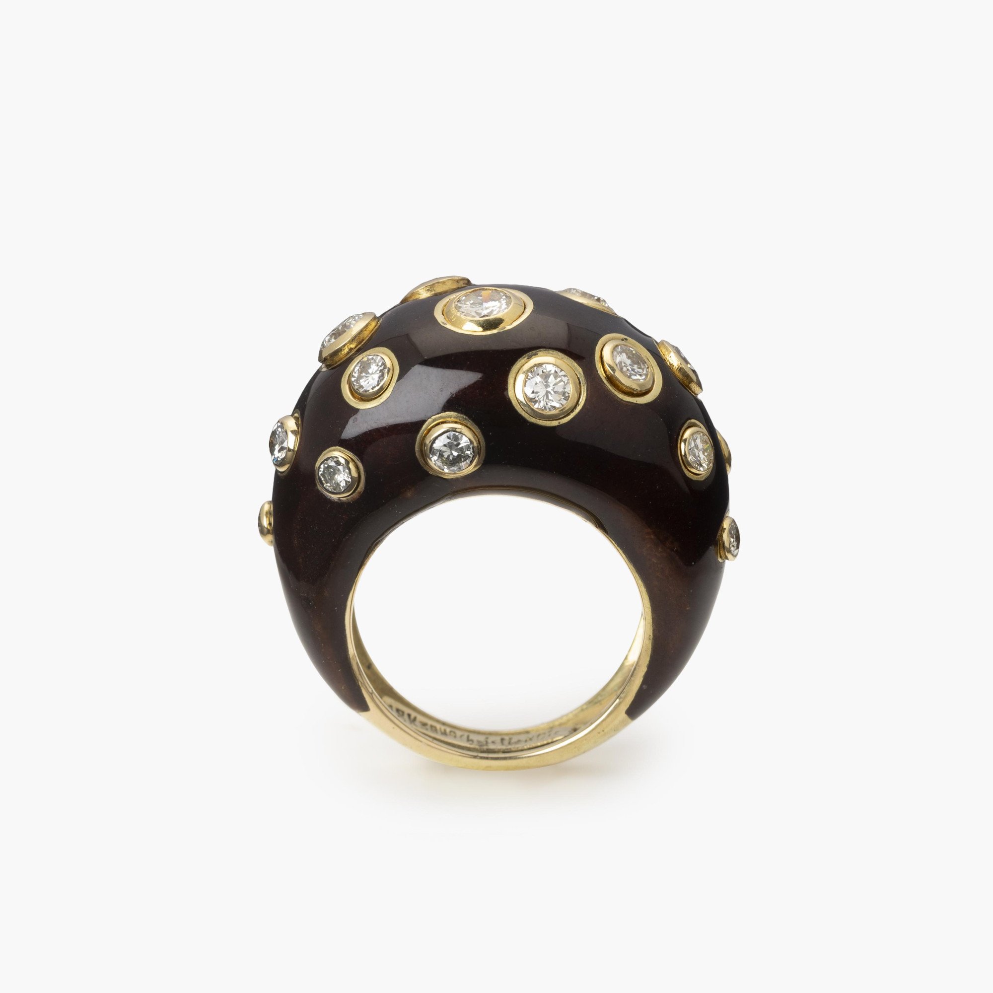 Een achttien karaat geelgouden bolle ring, met bruin emaille en briljant geslepen diamant. Gesigneerd Christian Dior, vervaardigd omstreeks 1980.