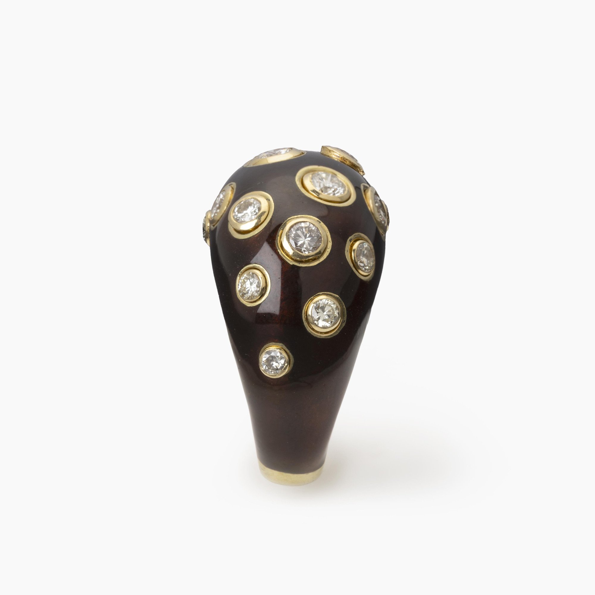 Een achttien karaat geelgouden bolle ring, met bruin emaille en briljant geslepen diamant. Gesigneerd Christian Dior, vervaardigd omstreeks 1980.