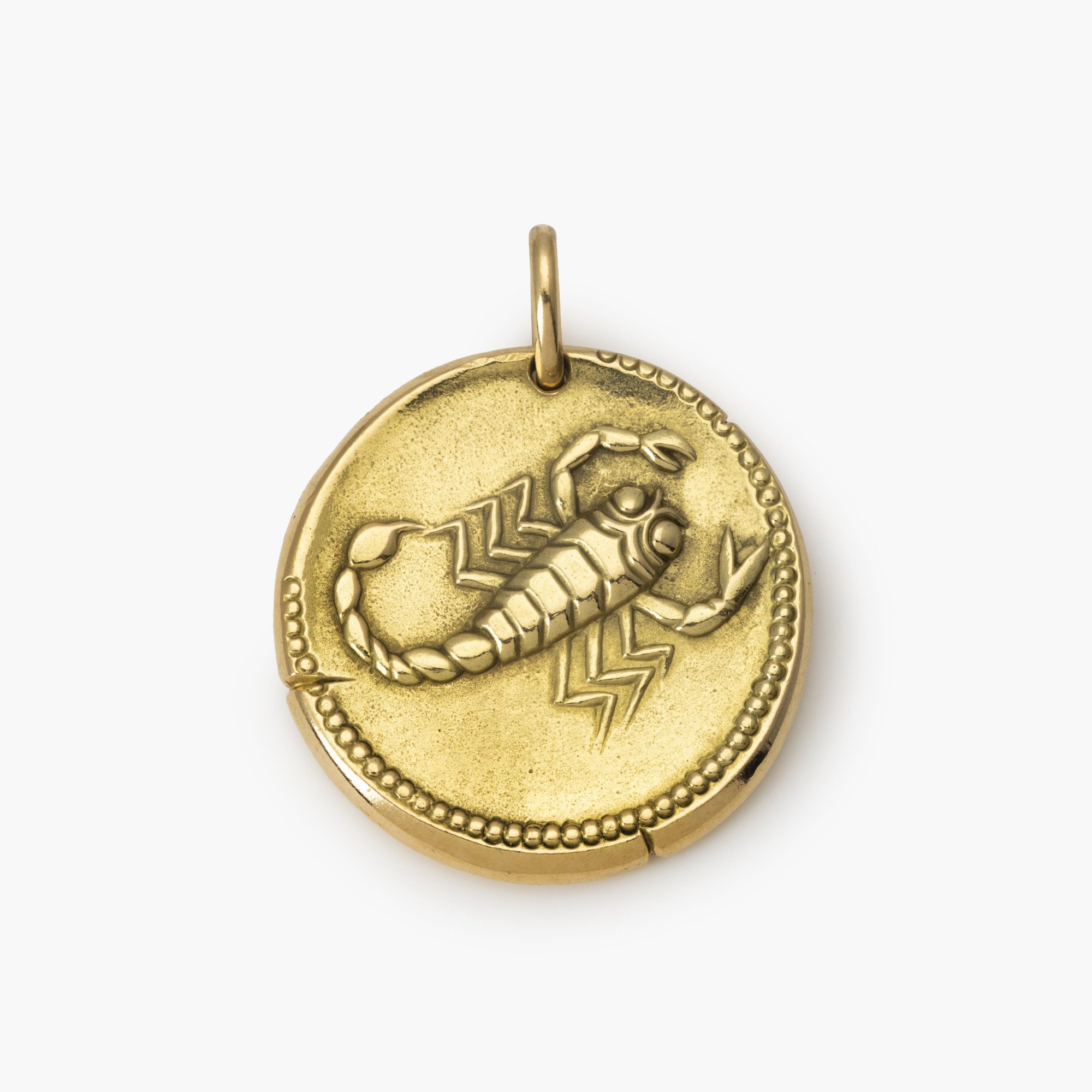 Een achttien karaat geelgouden ronde hanger met het sterrenbeeld schorpioen. Gesigneerd Van Cleef & Arpels, Parijs, ca 1970. Door Georges Lenfant, Parijs.
