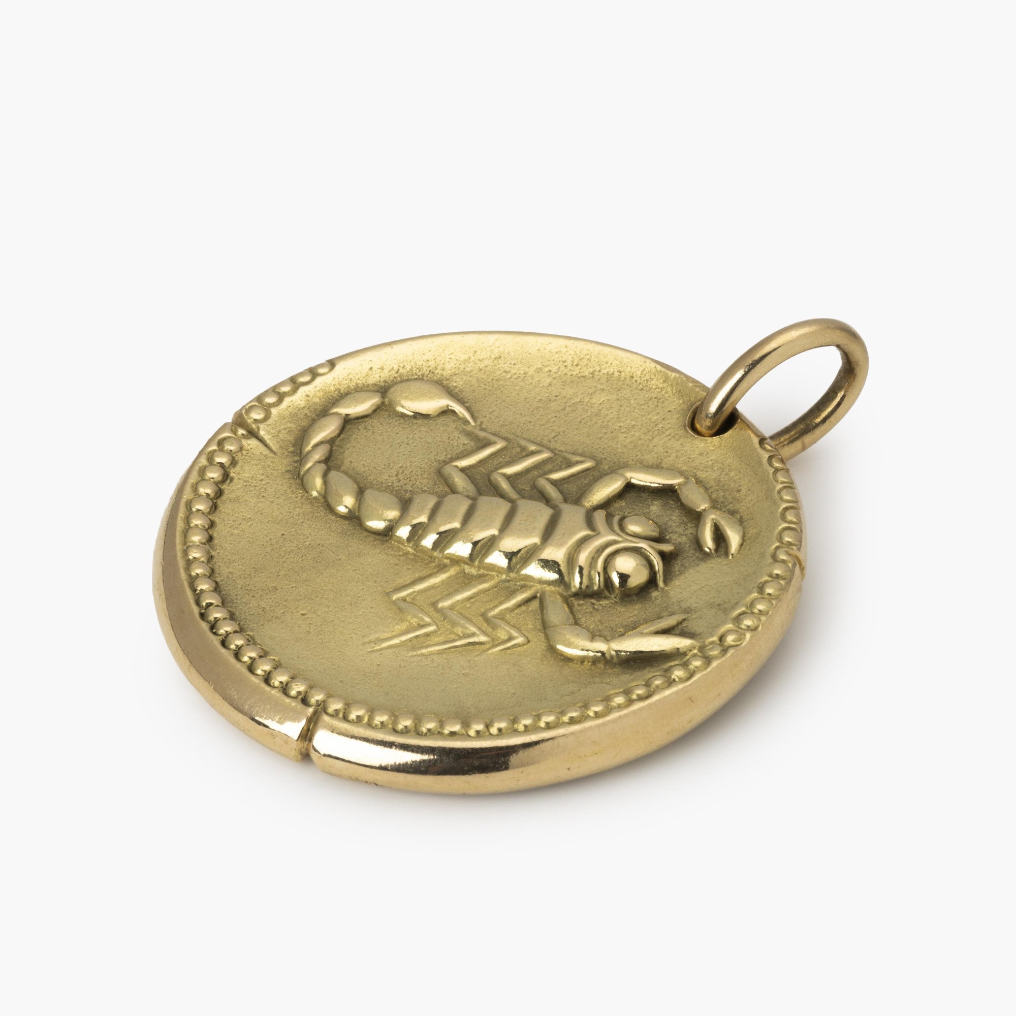 Een achttien karaat geelgouden ronde hanger met het sterrenbeeld schorpioen. Gesigneerd Van Cleef & Arpels, Parijs, ca 1970. Door Georges Lenfant, Parijs.