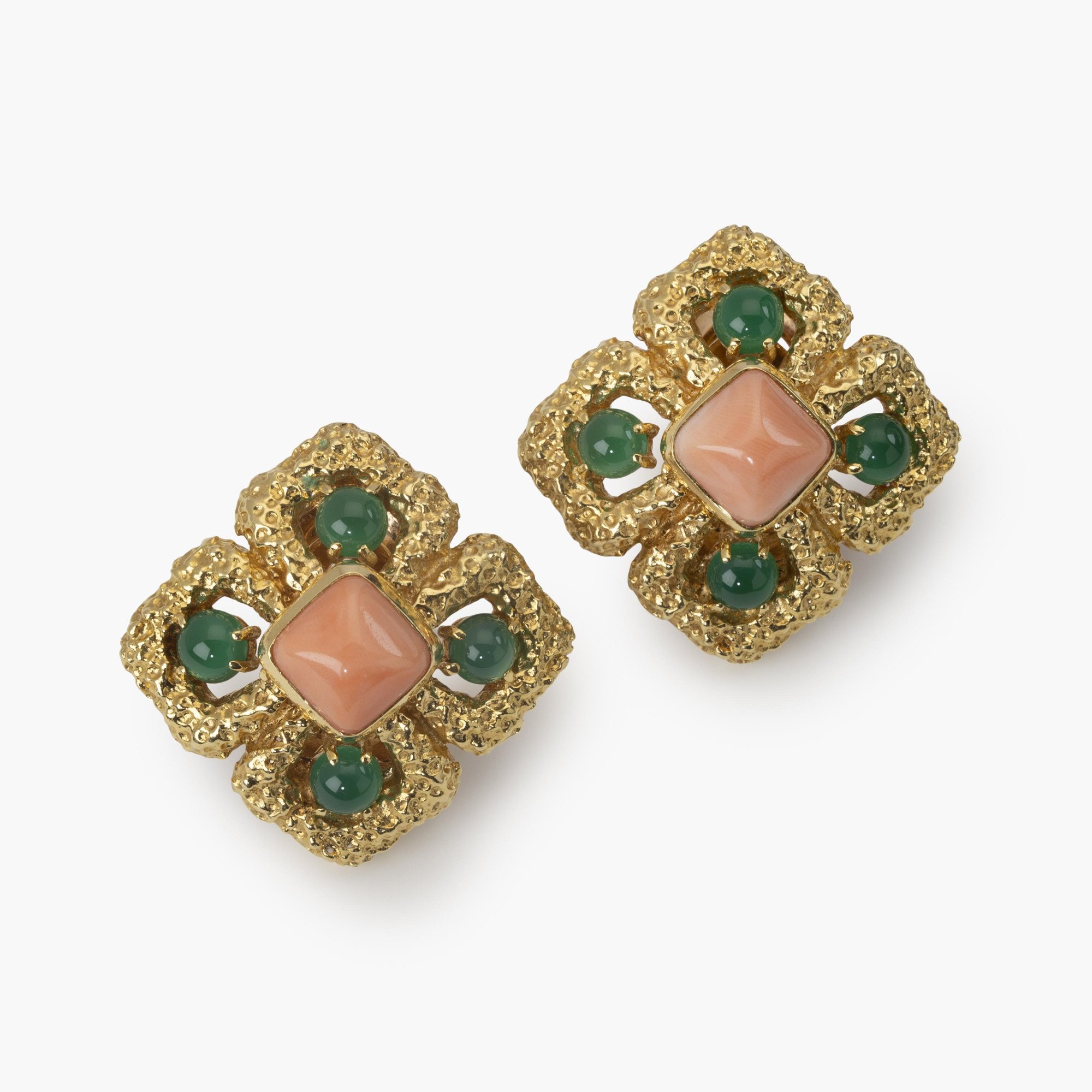 Een paar achttien karaat geelgouden oorclips, model ‘Delphes’, bezet met koraal en groene agaat. Gesigneerd Van Cleef & Arpels, Parijs omstreeks 1970.