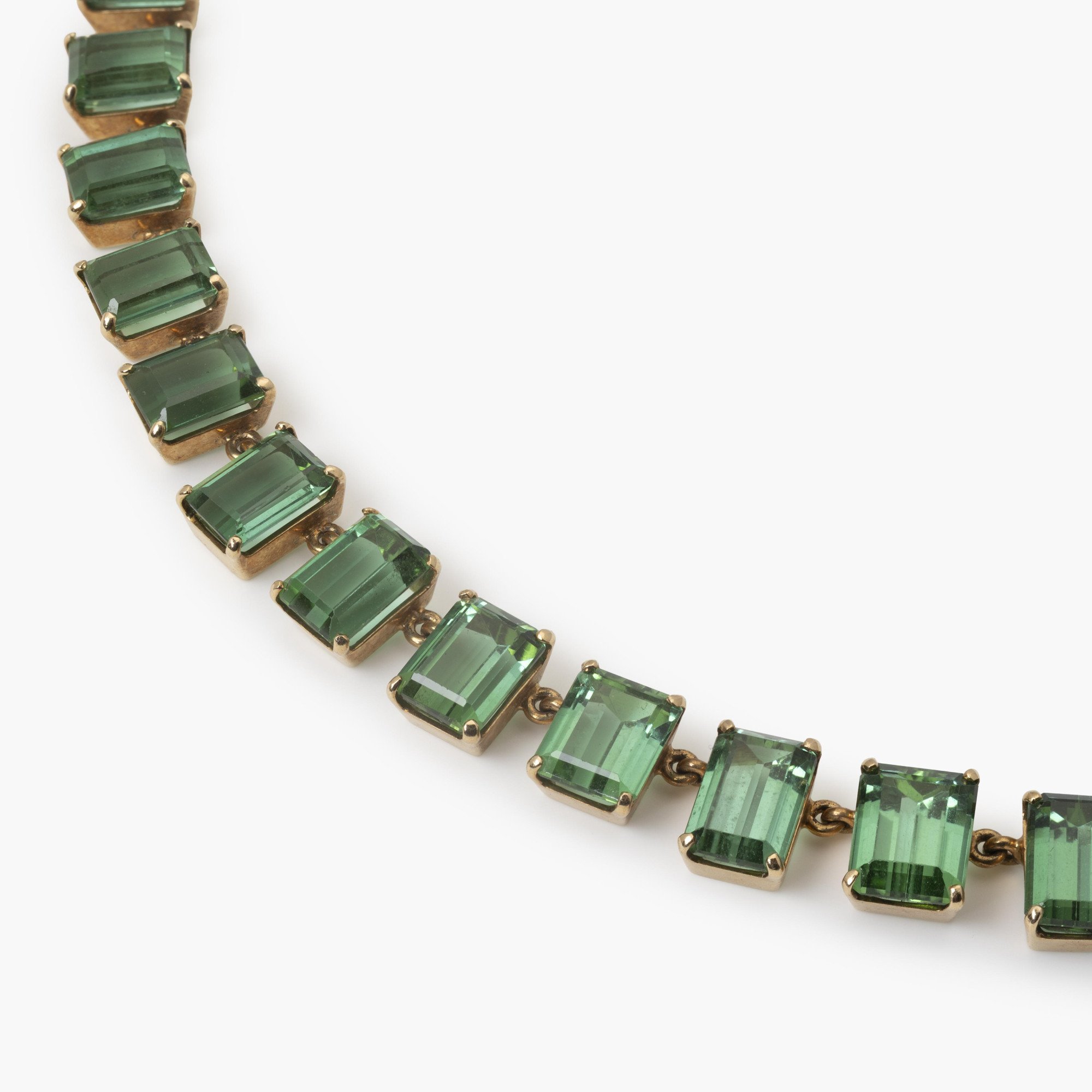 Een veertien karaat geelgouden rivière collier bezet met emeraude geslepen groene toermalijnen. Vervaardigd omstreeks 1980.