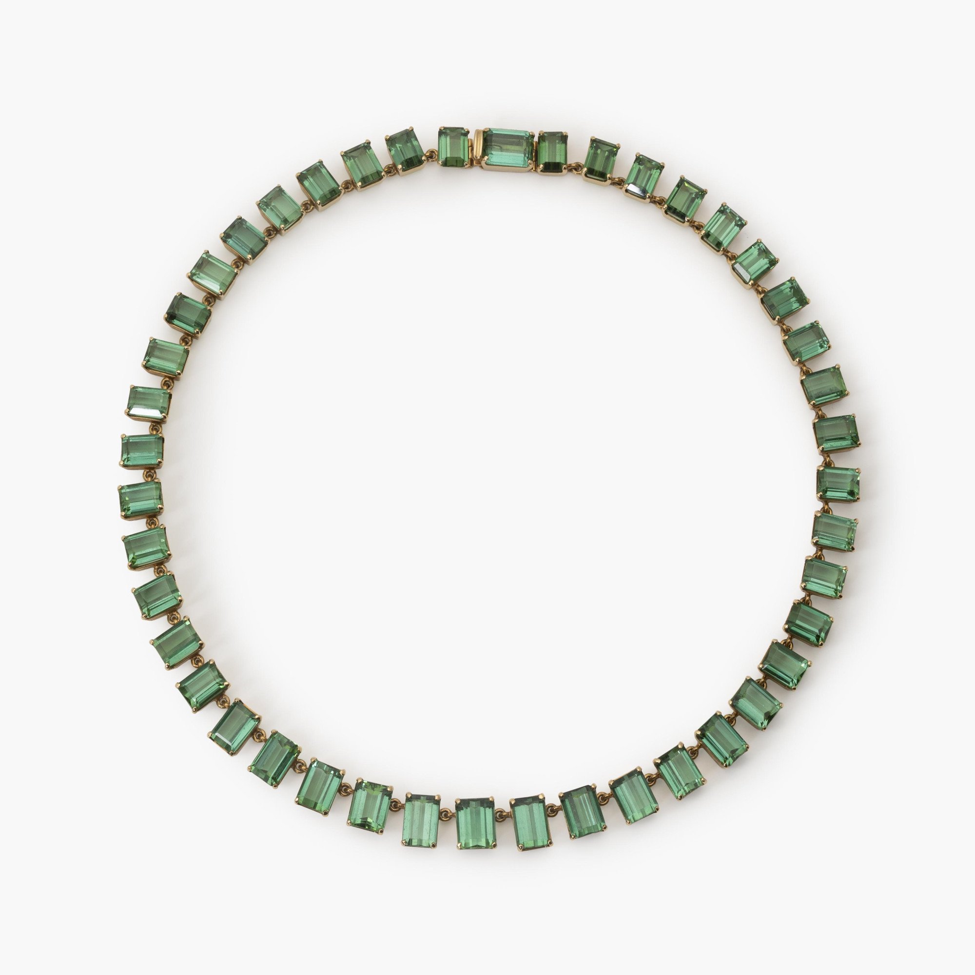 Een veertien karaat geelgouden rivière collier bezet met emeraude geslepen groene toermalijnen. Vervaardigd omstreeks 1980.