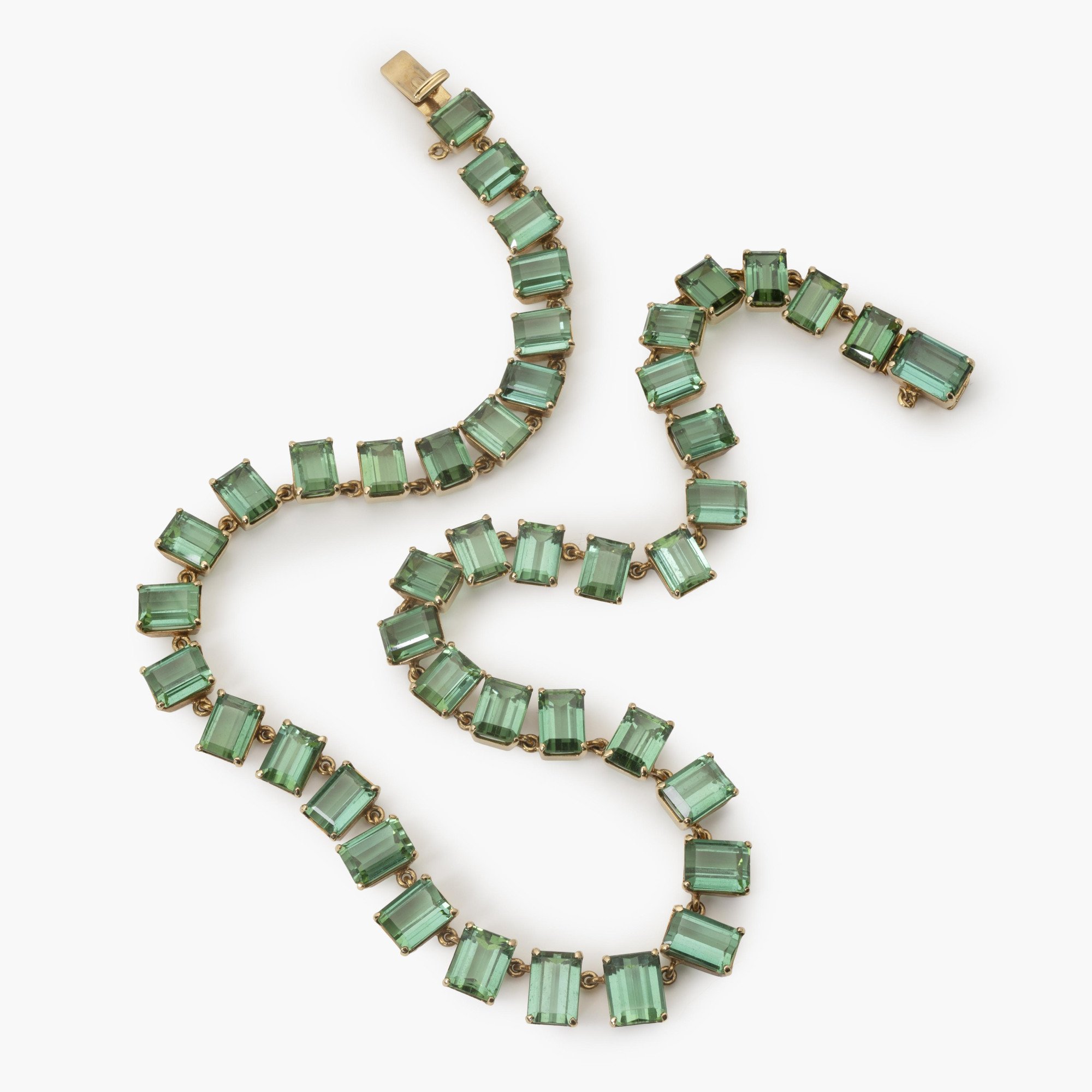 Een veertien karaat geelgouden rivière collier bezet met emeraude geslepen groene toermalijnen. Vervaardigd omstreeks 1980.