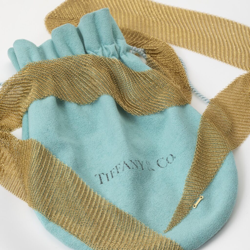 Een achttien karaat geelgouden collier in de vorm van een sjaal, gesigneerd Elsa Peretti voor Tiffany & Co., vervaardigd in de USA, circa 1980.