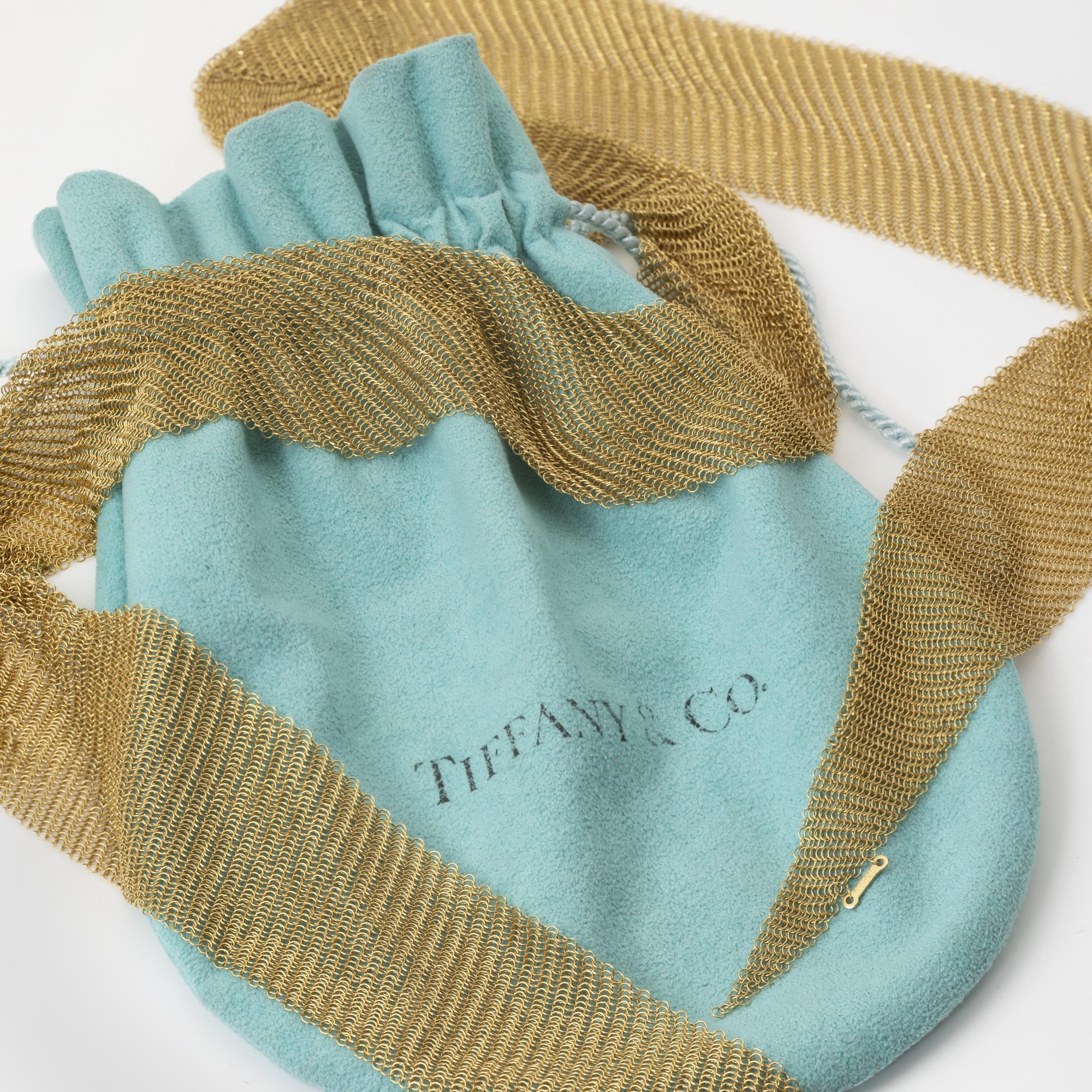 Een achttien karaat geelgouden collier in de vorm van een sjaal, gesigneerd Elsa Peretti voor Tiffany & Co., vervaardigd in de USA, circa 1980.