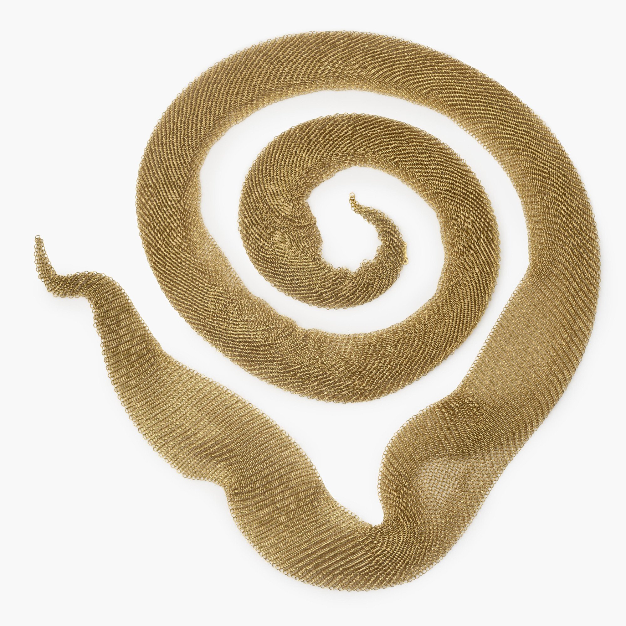 Een achttien karaat geelgouden collier in de vorm van een sjaal, gesigneerd Elsa Peretti voor Tiffany & Co., vervaardigd in de USA, circa 1980.