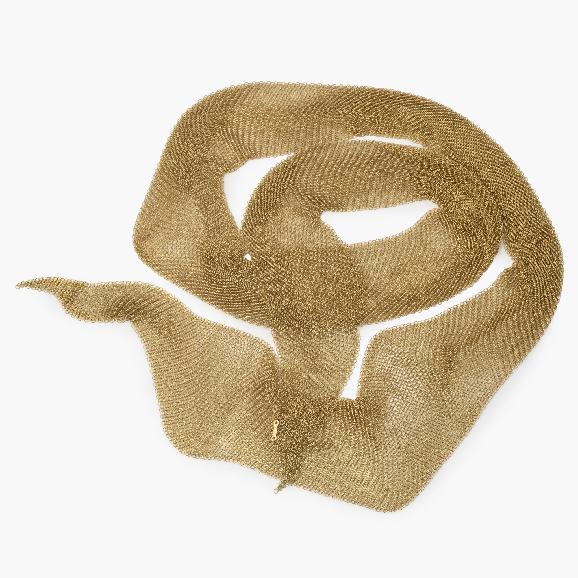 Een achttien karaat geelgouden collier in de vorm van een sjaal, gesigneerd Elsa Peretti voor Tiffany & Co., vervaardigd in de USA, circa 1980.