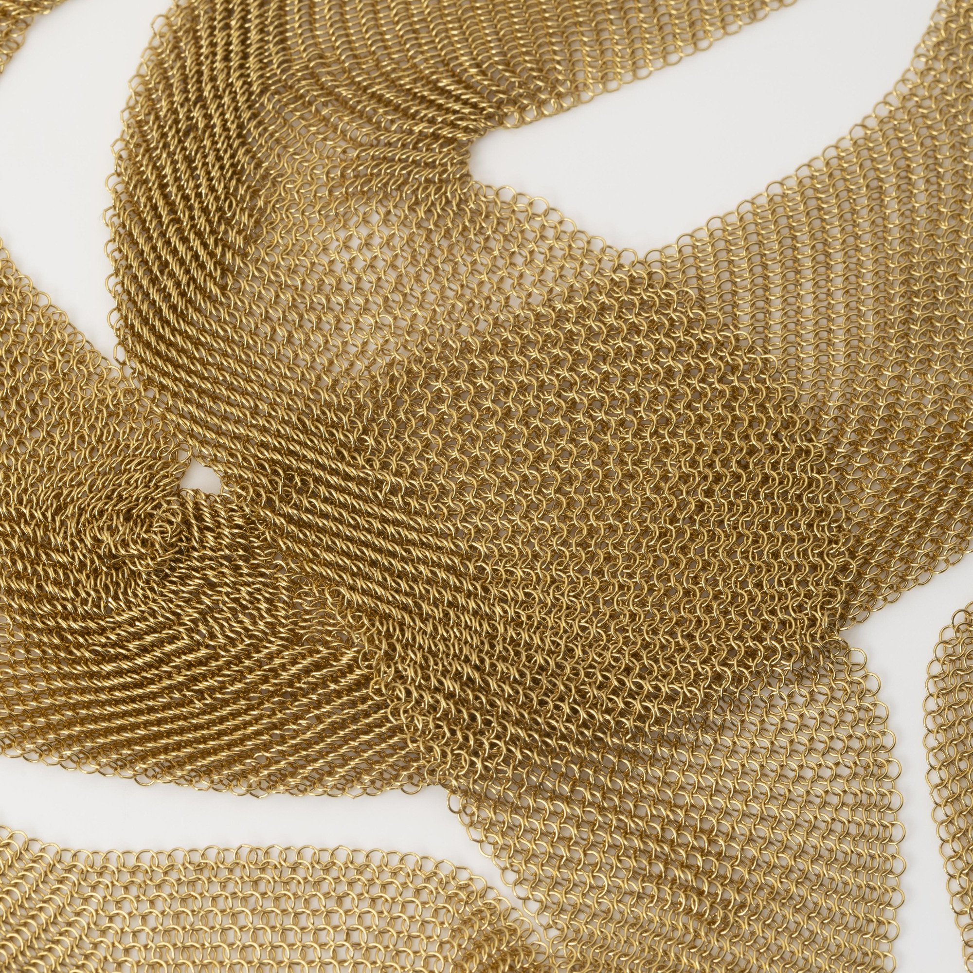 Een achttien karaat geelgouden collier in de vorm van een sjaal, gesigneerd Elsa Peretti voor Tiffany & Co., vervaardigd in de USA, circa 1980.