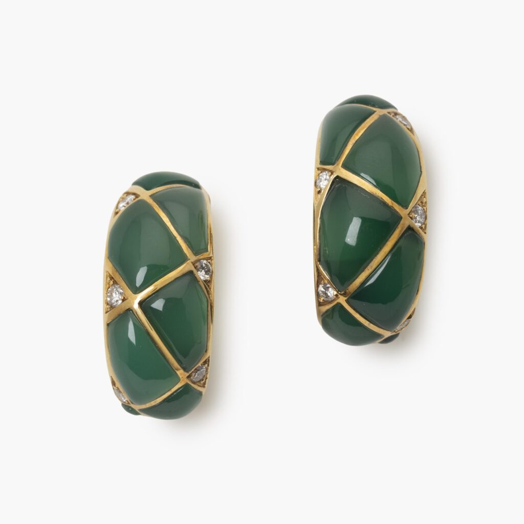 Een paar achttien karaat geelgouden oorclips, bezet met groen agaat en diamant. Gesigneerd Van Cleef & Arpels, Parijs, gedateerd 1967.