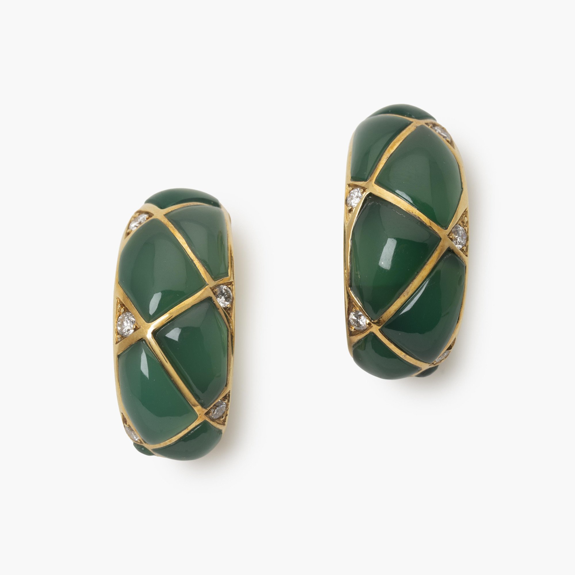 Een paar achttien karaat geelgouden oorclips, bezet met groen agaat en diamant. Gesigneerd Van Cleef & Arpels, Parijs, gedateerd 1967.