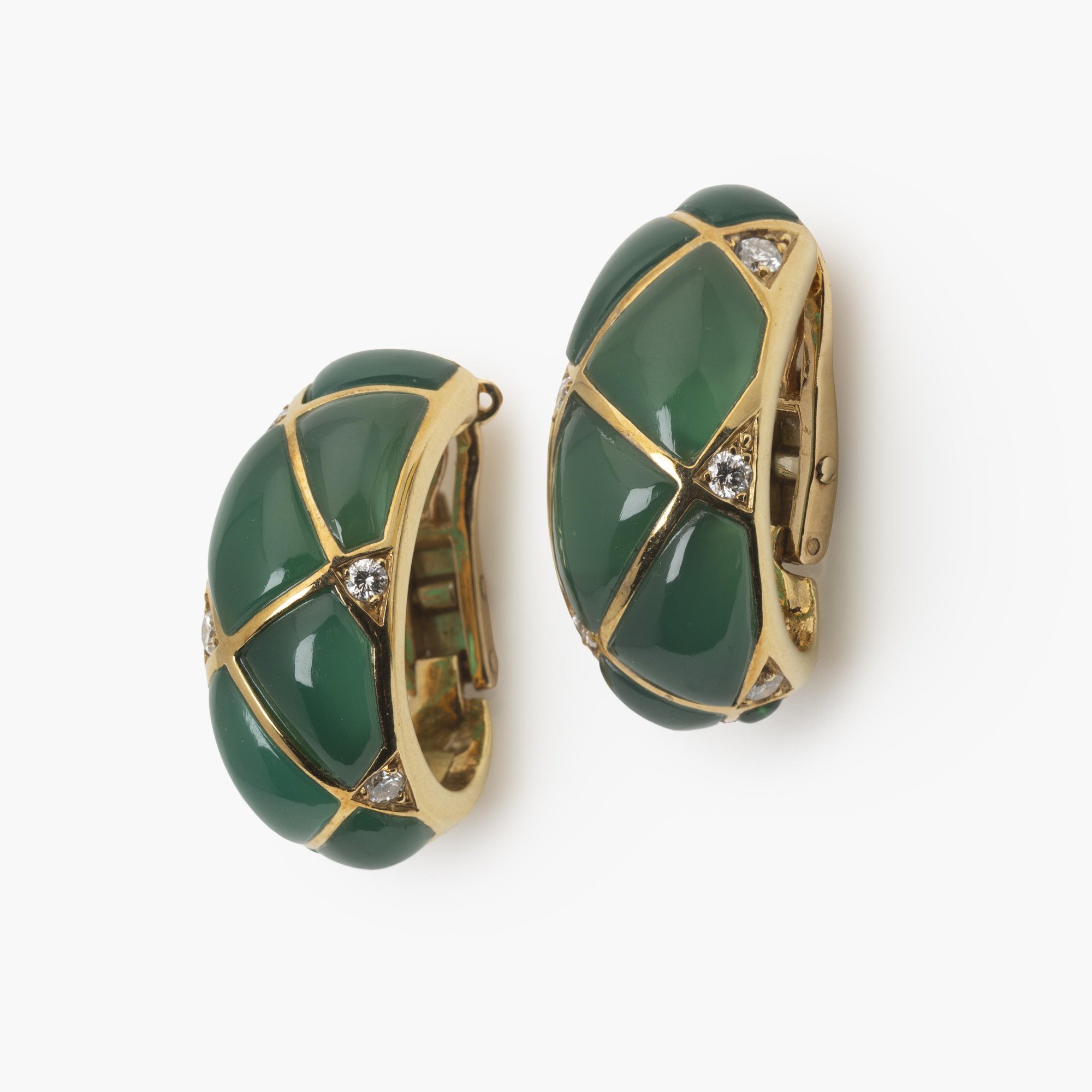 Een paar achttien karaat geelgouden oorclips, bezet met groen agaat en diamant. Gesigneerd Van Cleef & Arpels, Parijs, gedateerd 1967.