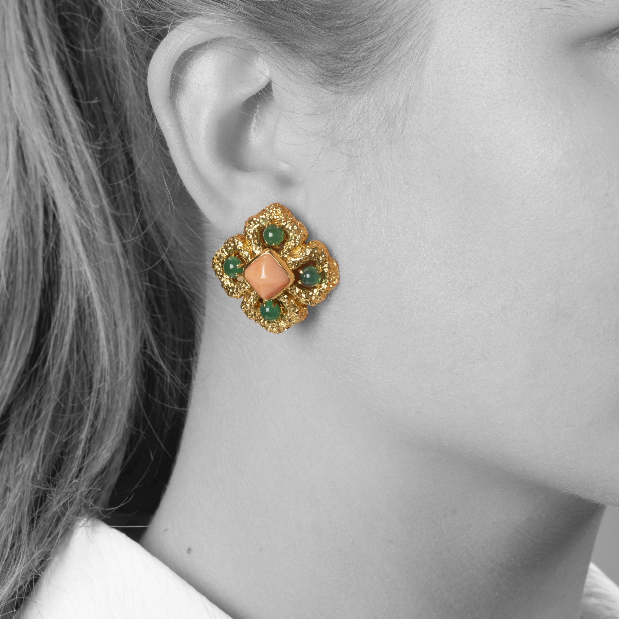 Een paar achttien karaat geelgouden oorclips, model ‘Delphes’, bezet met koraal en groene agaat. Gesigneerd Van Cleef & Arpels, Parijs omstreeks 1970.