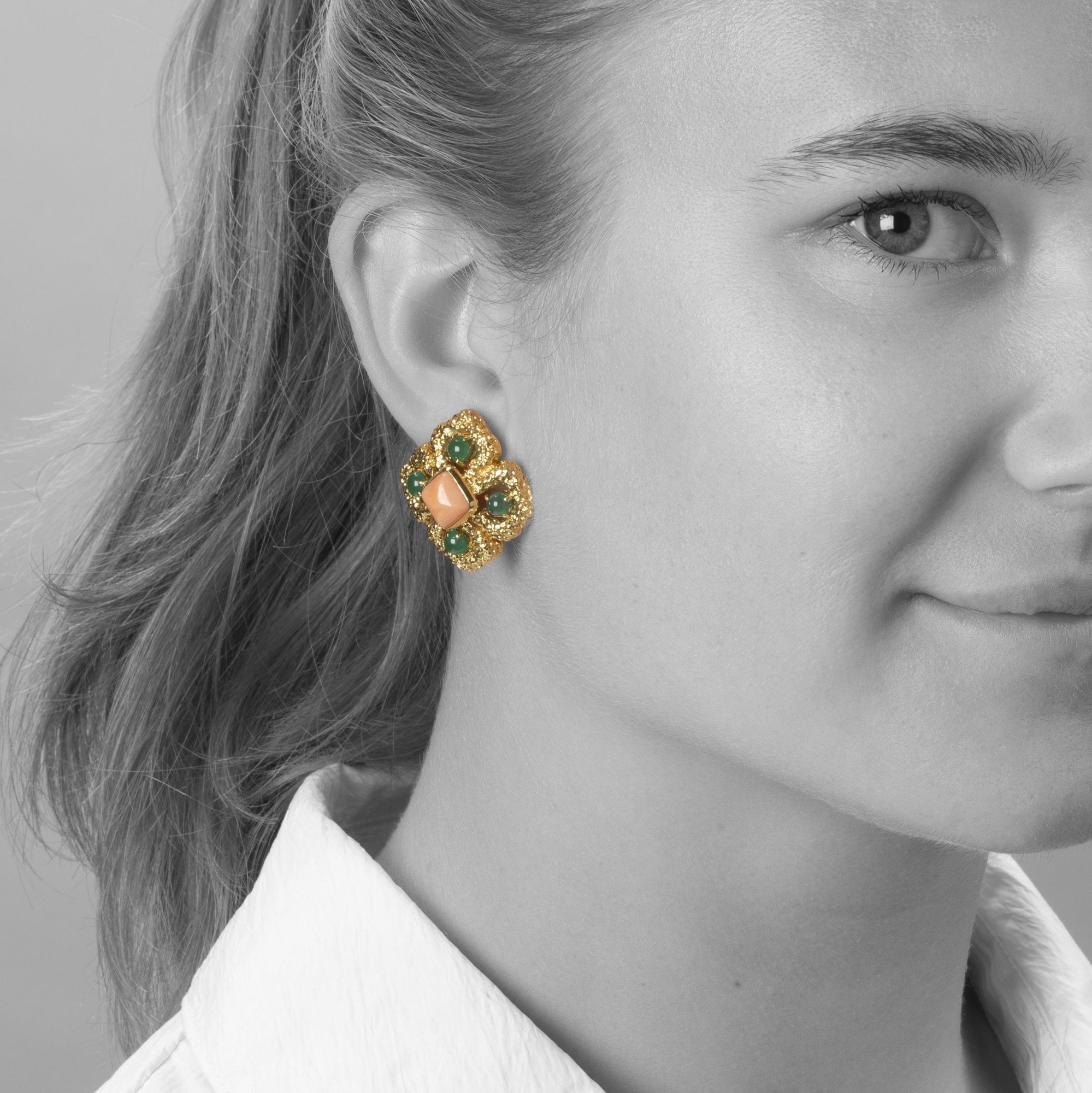 Een paar achttien karaat geelgouden oorclips, model ‘Delphes’, bezet met koraal en groene agaat. Gesigneerd Van Cleef & Arpels, Parijs omstreeks 1970.