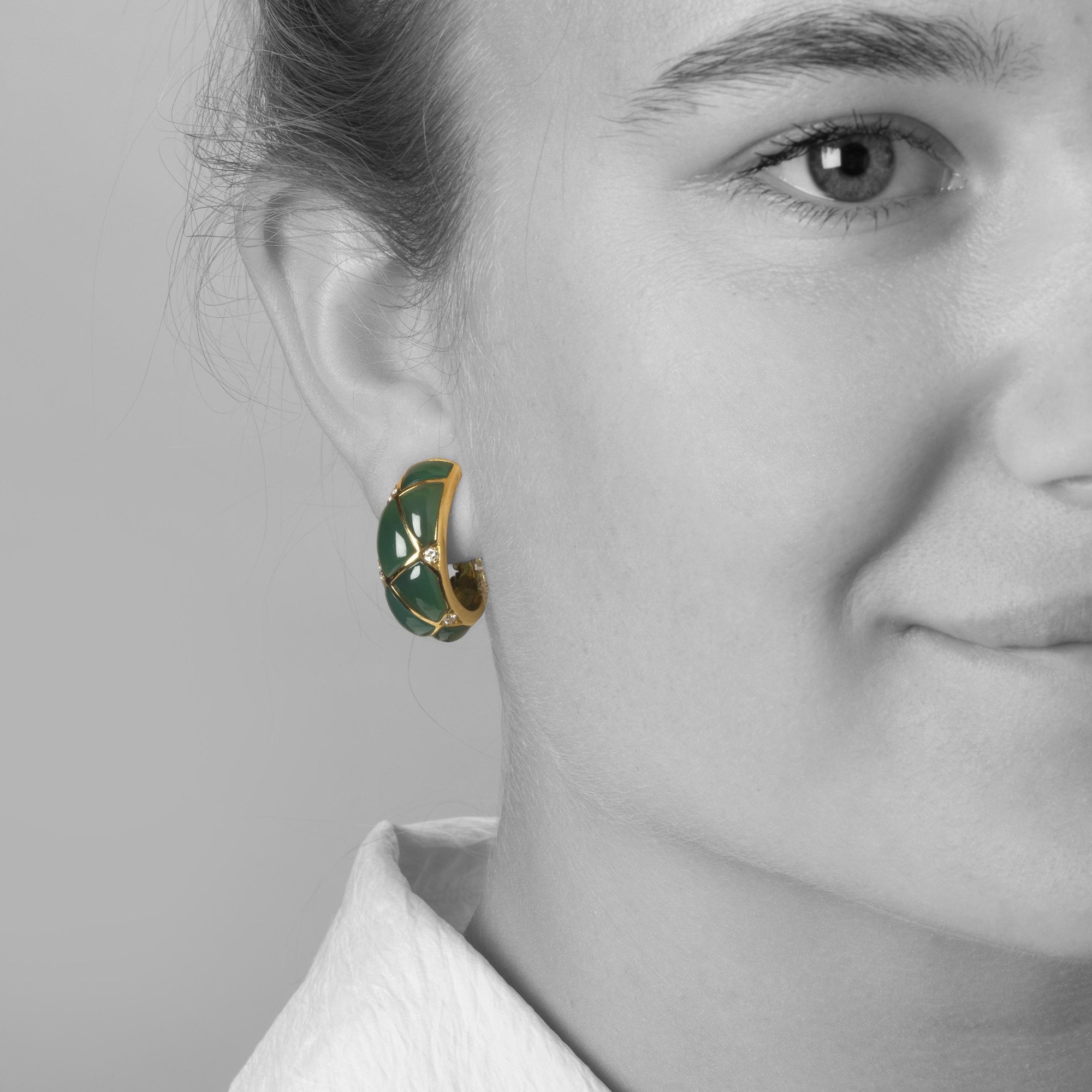 Een paar achttien karaat geelgouden oorclips, bezet met groen agaat en diamant. Gesigneerd Van Cleef & Arpels, Parijs, gedateerd 1967.